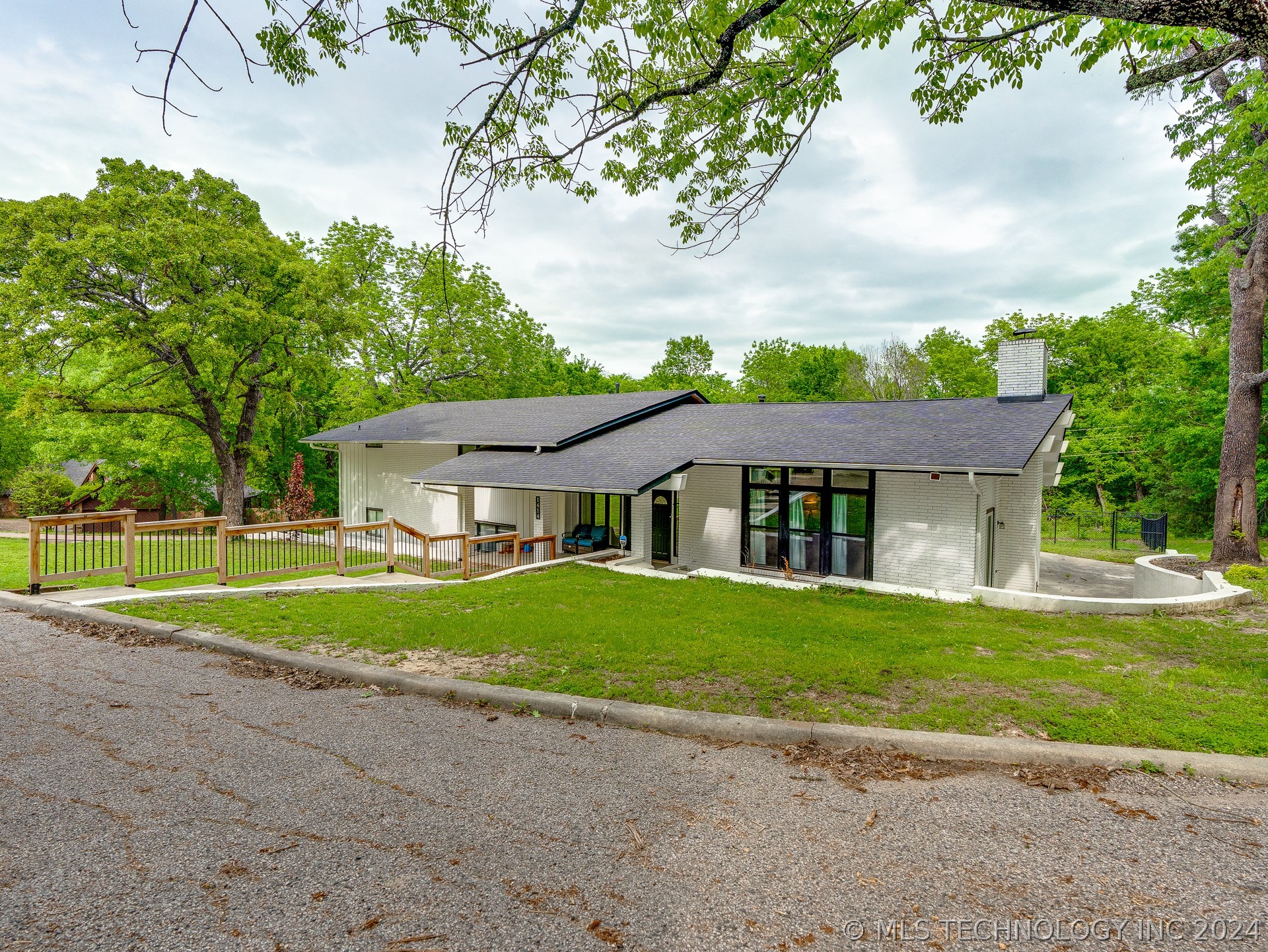 Photo 1 of 34 of 1414 Chickasaw Place house