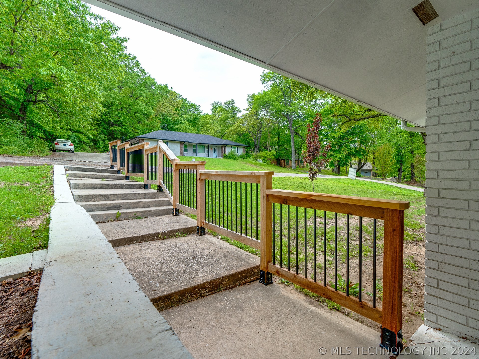 Photo 5 of 34 of 1414 Chickasaw Place house