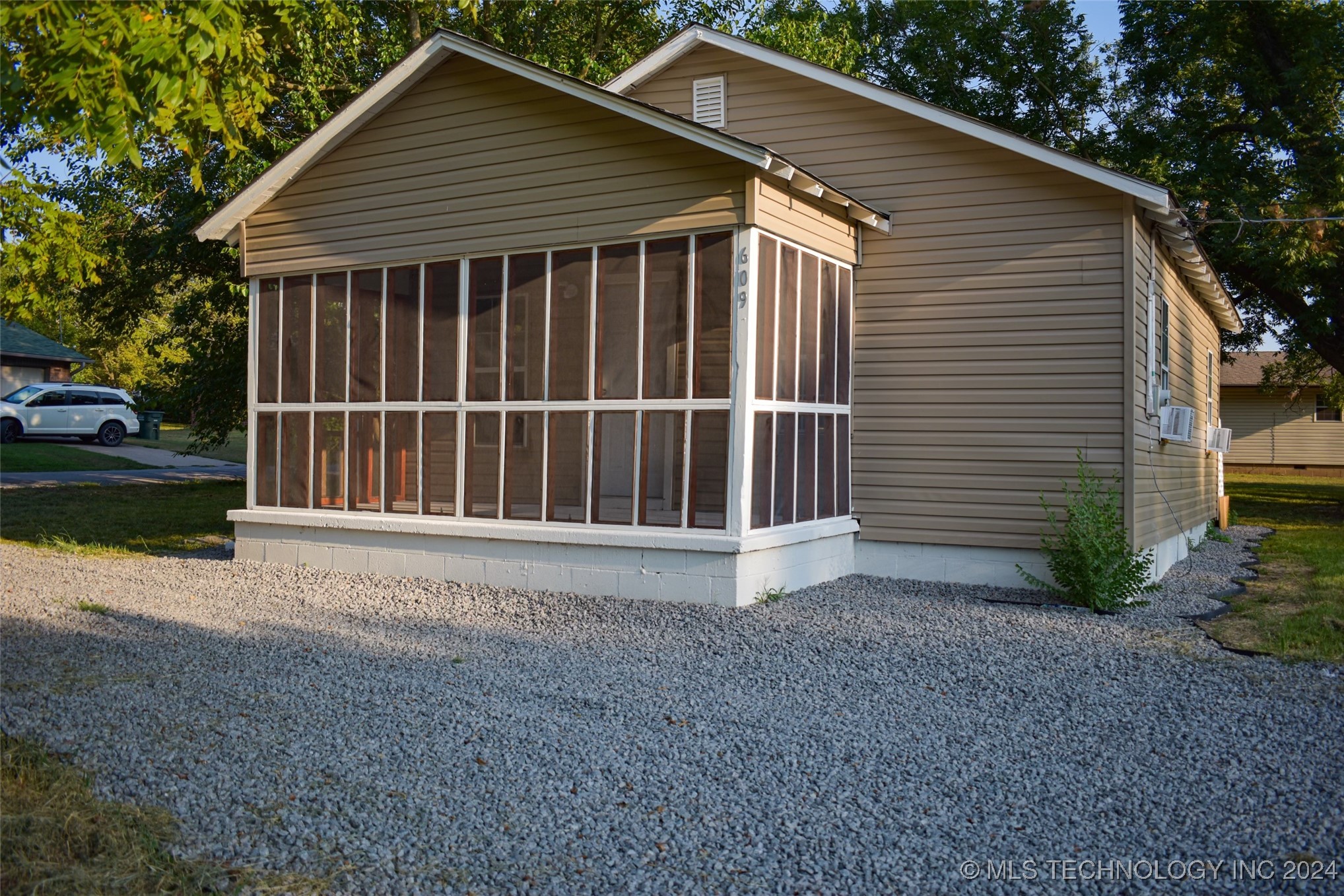 Photo 1 of 6 of 609 E Tejon Avenue house