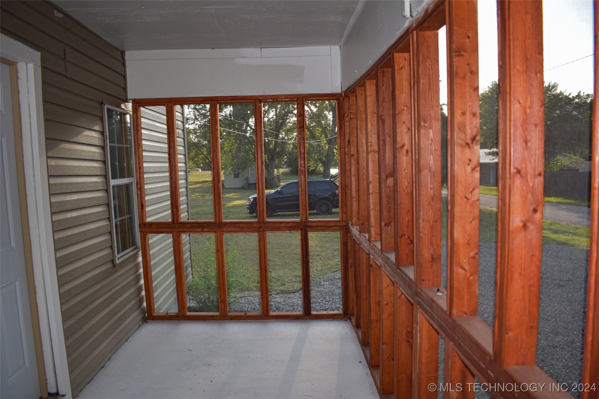 Photo 2 of 6 of 609 E Tejon Avenue house