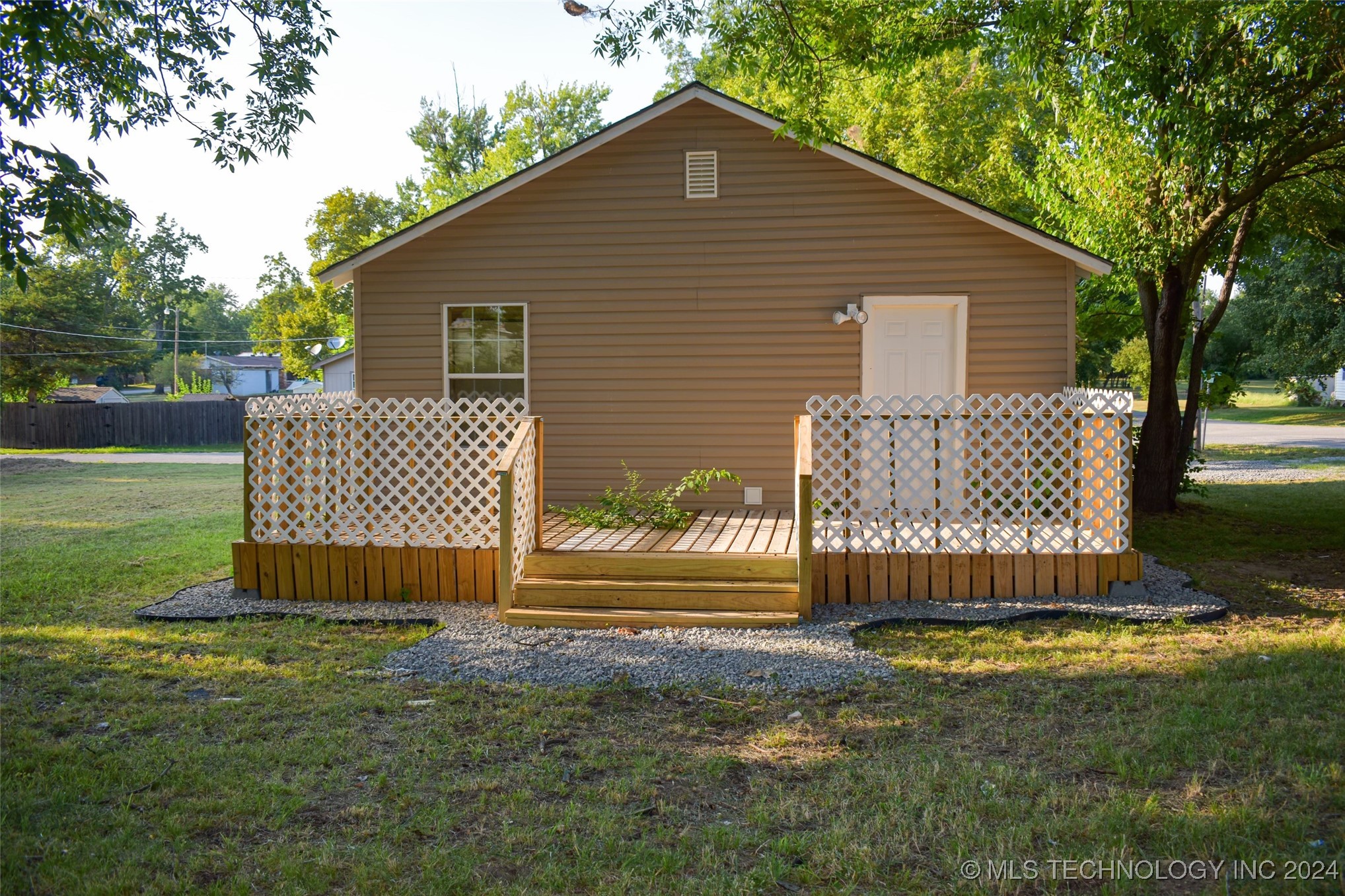 Photo 6 of 6 of 609 E Tejon Avenue house