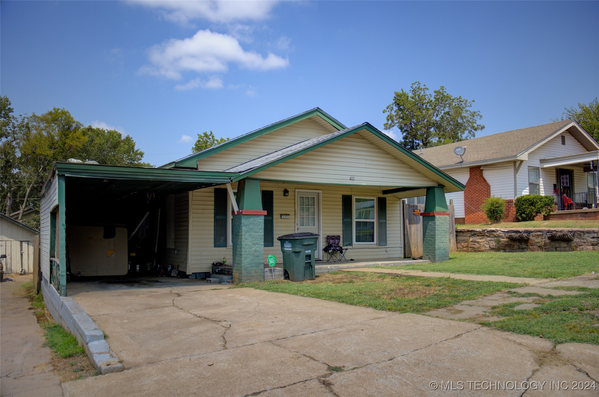 Photo 2 of 4 of 411 W 9th Avenue house