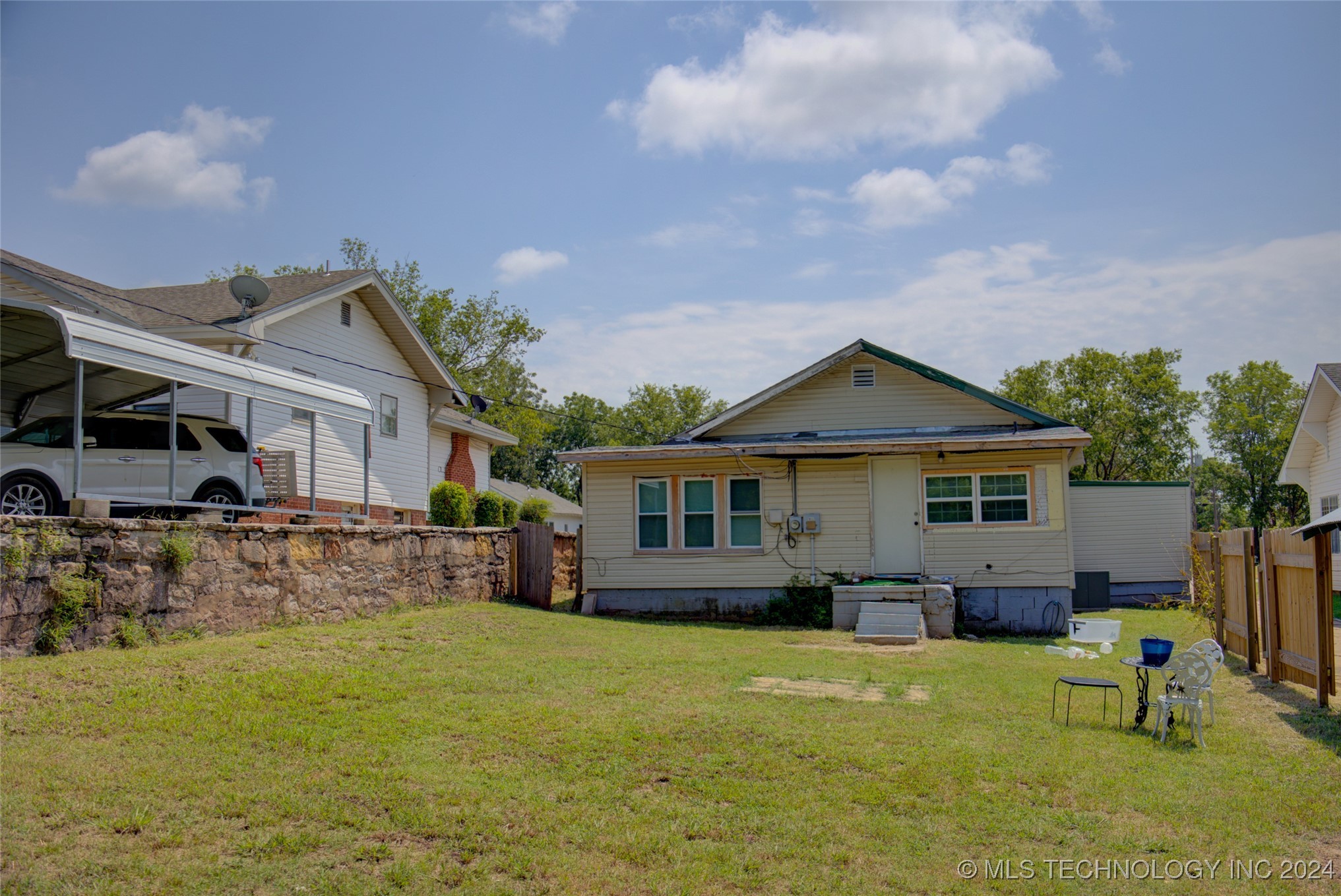 Photo 3 of 4 of 411 W 9th Avenue house