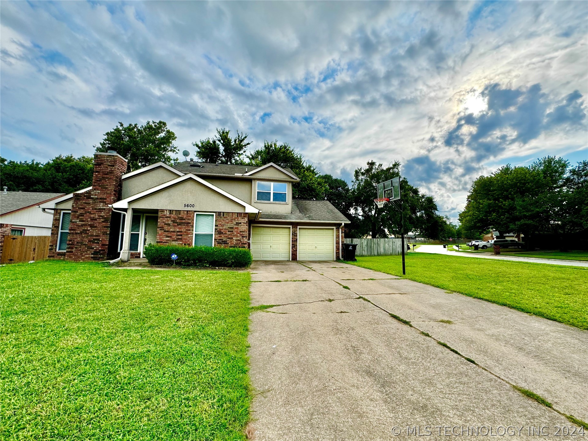 Photo 2 of 17 of 5600 S Juniper Avenue house