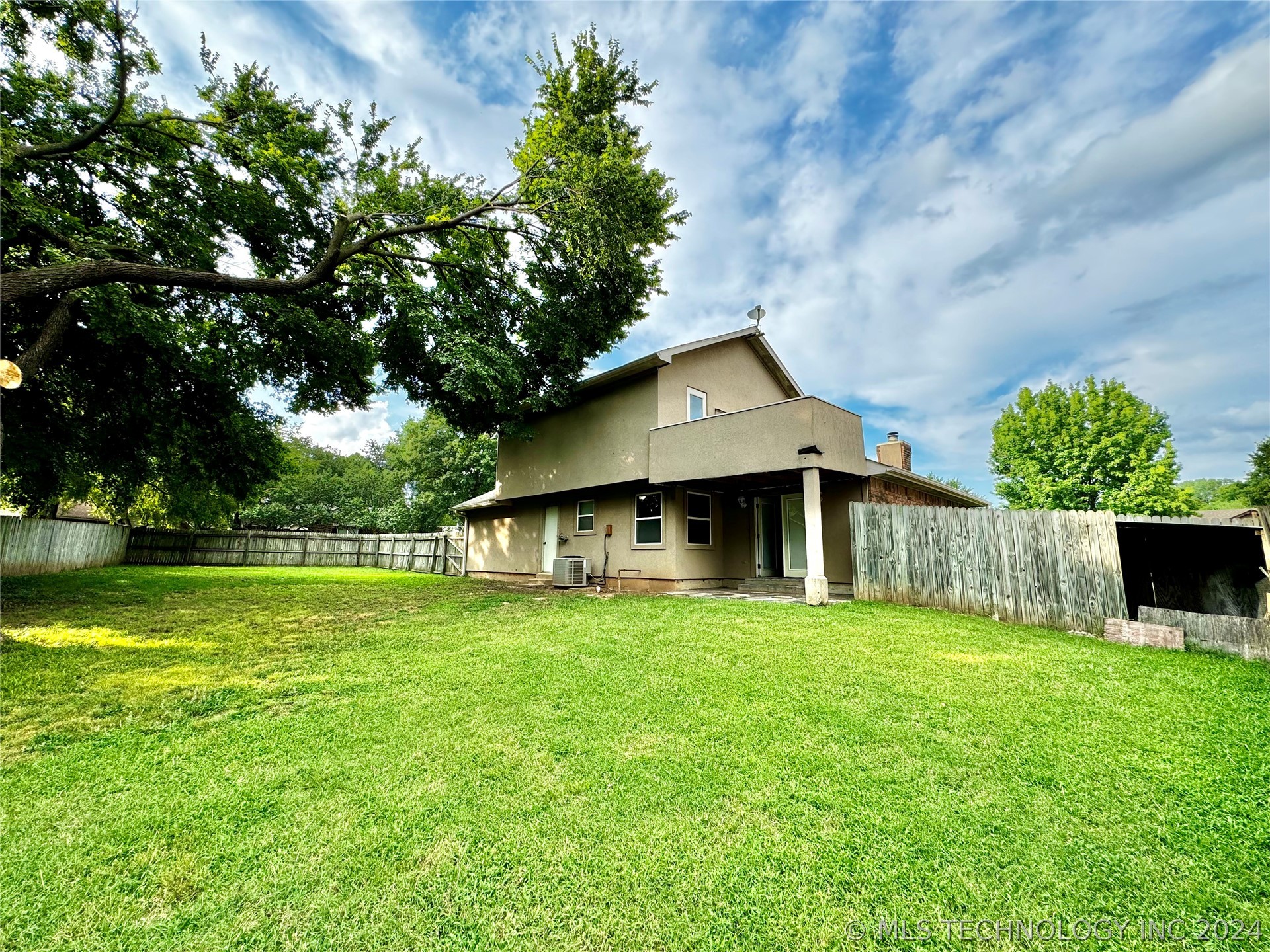 Photo 4 of 17 of 5600 S Juniper Avenue house