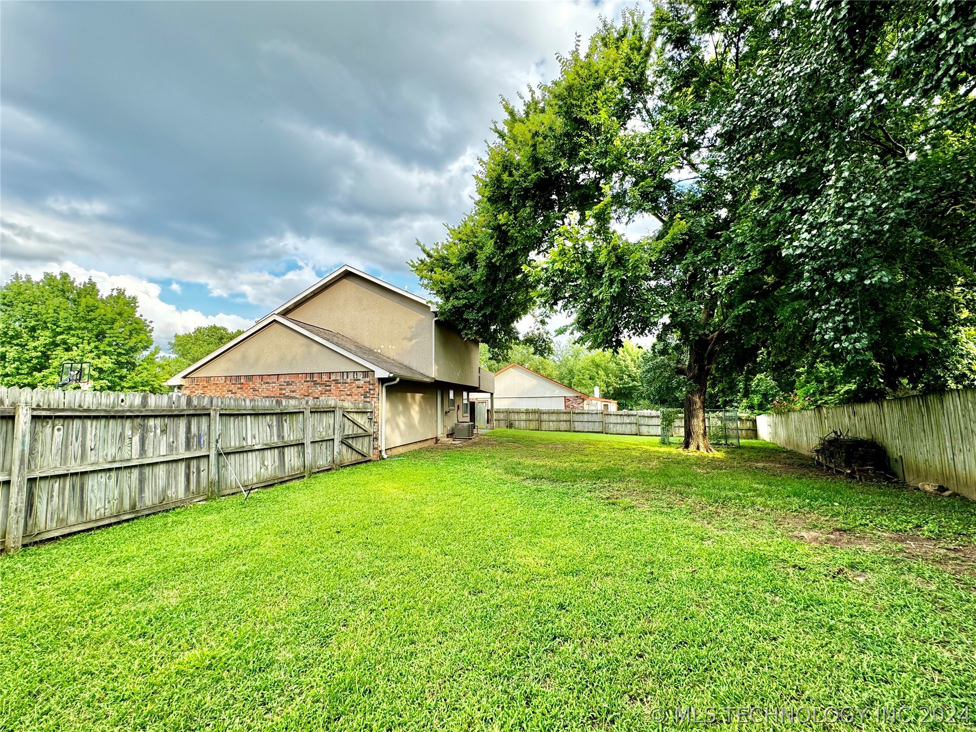 Photo 5 of 17 of 5600 S Juniper Avenue house