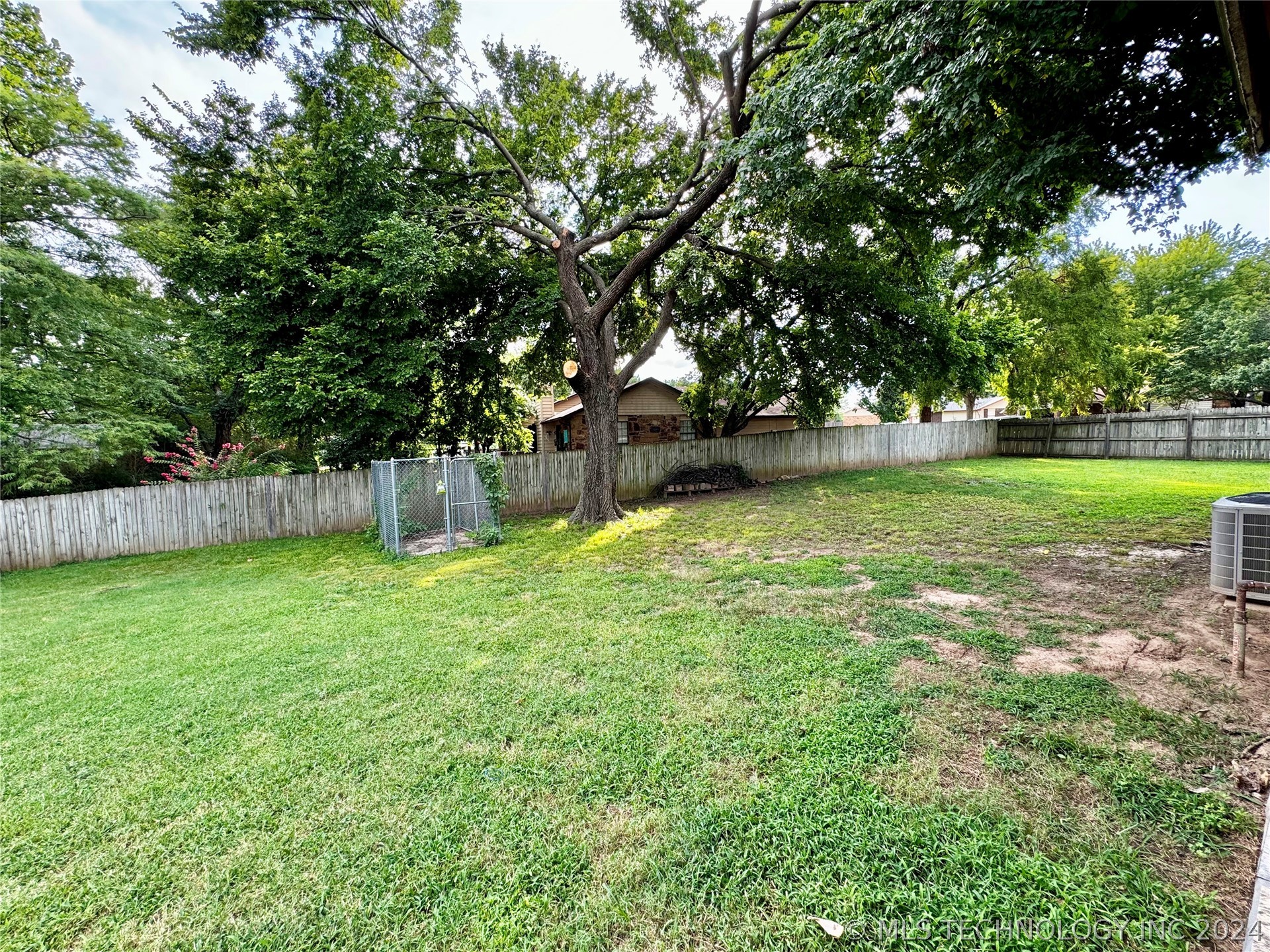 Photo 6 of 17 of 5600 S Juniper Avenue house