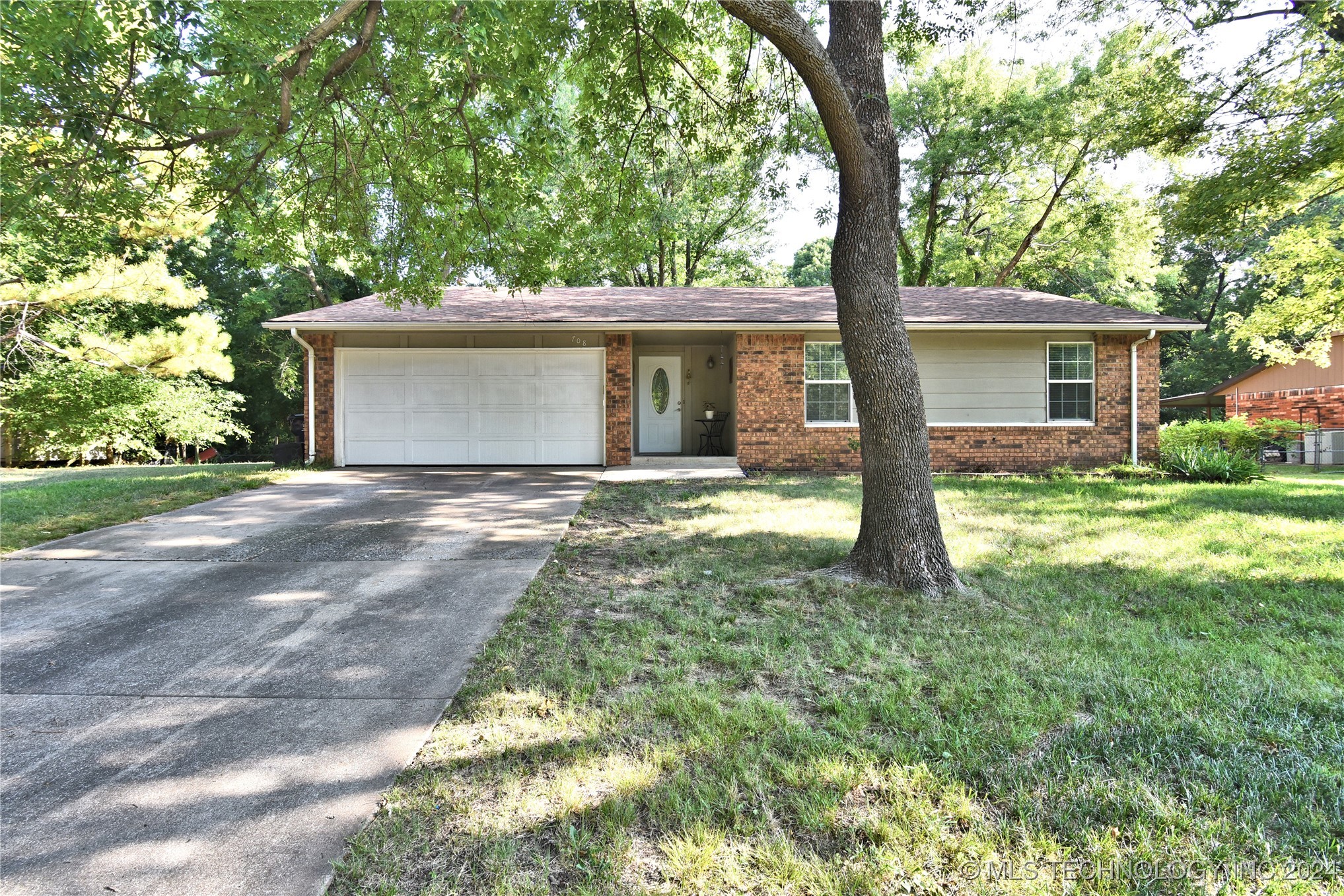 Photo 1 of 32 of 708 E Waco Street house