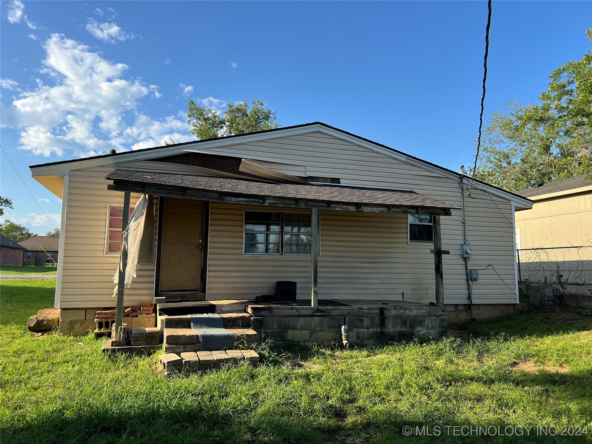 Photo 3 of 14 of 733 E 4th Street house