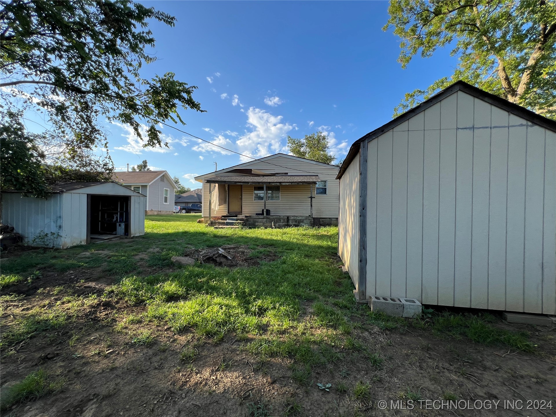 Photo 4 of 14 of 733 E 4th Street house