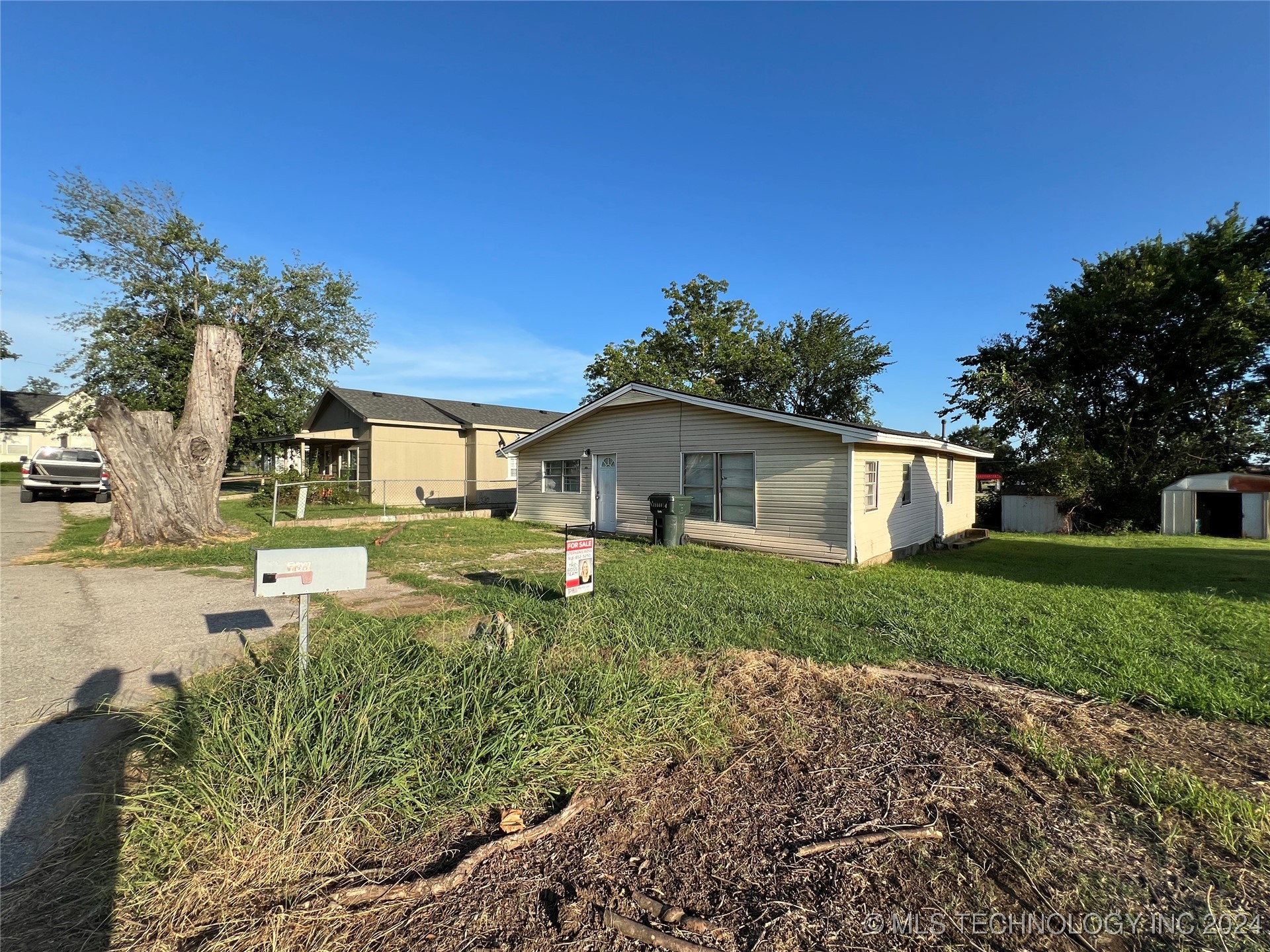 Photo 5 of 14 of 733 E 4th Street house