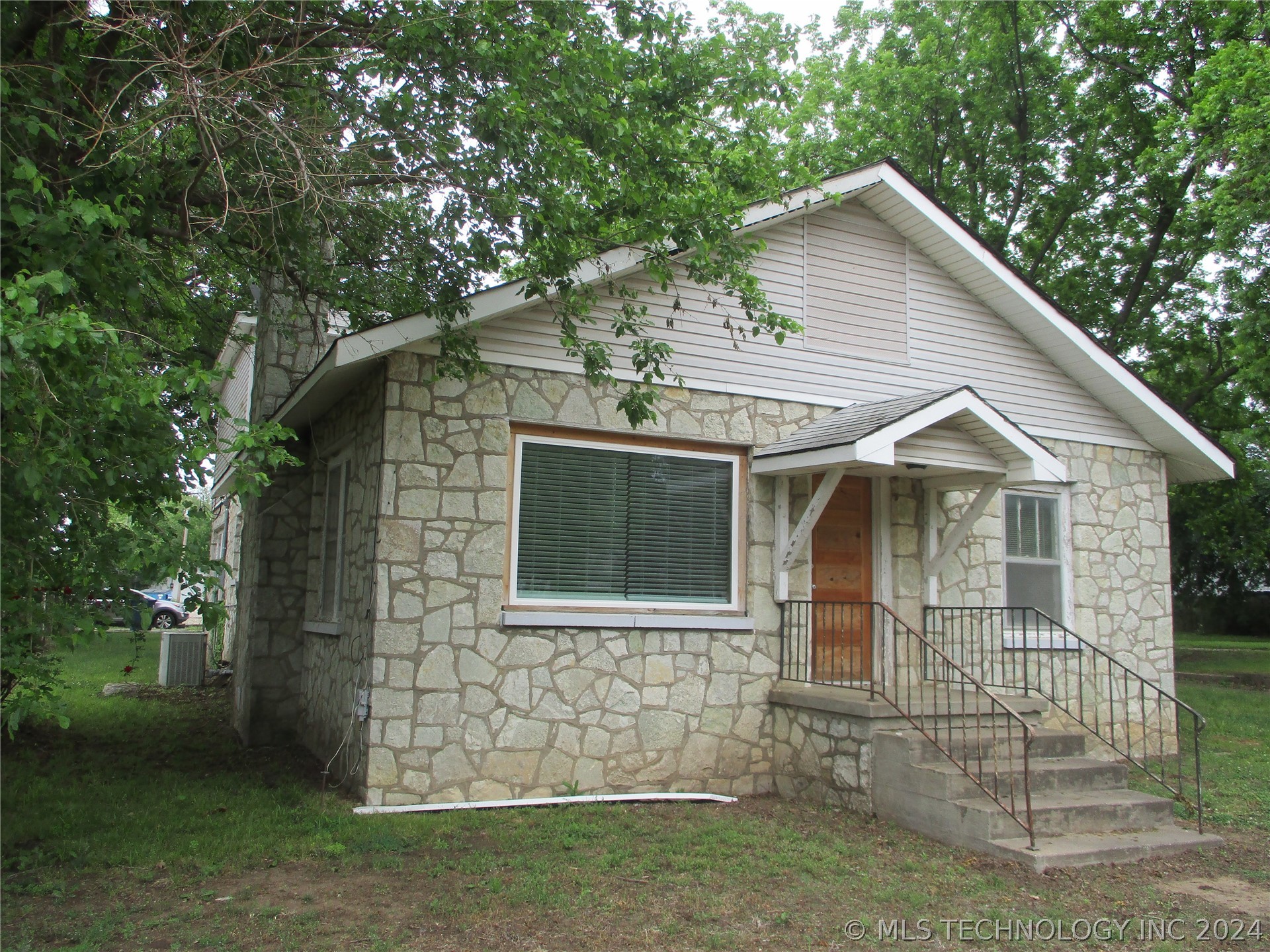 Photo 2 of 48 of 1612 N Little Avenue house