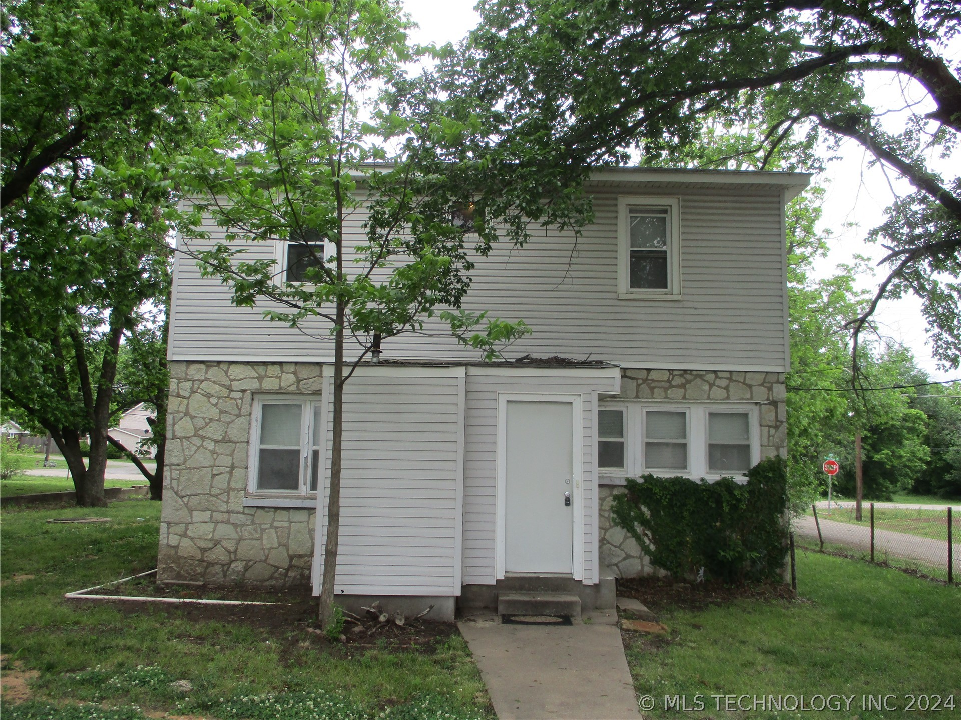 Photo 4 of 48 of 1612 N Little Avenue house