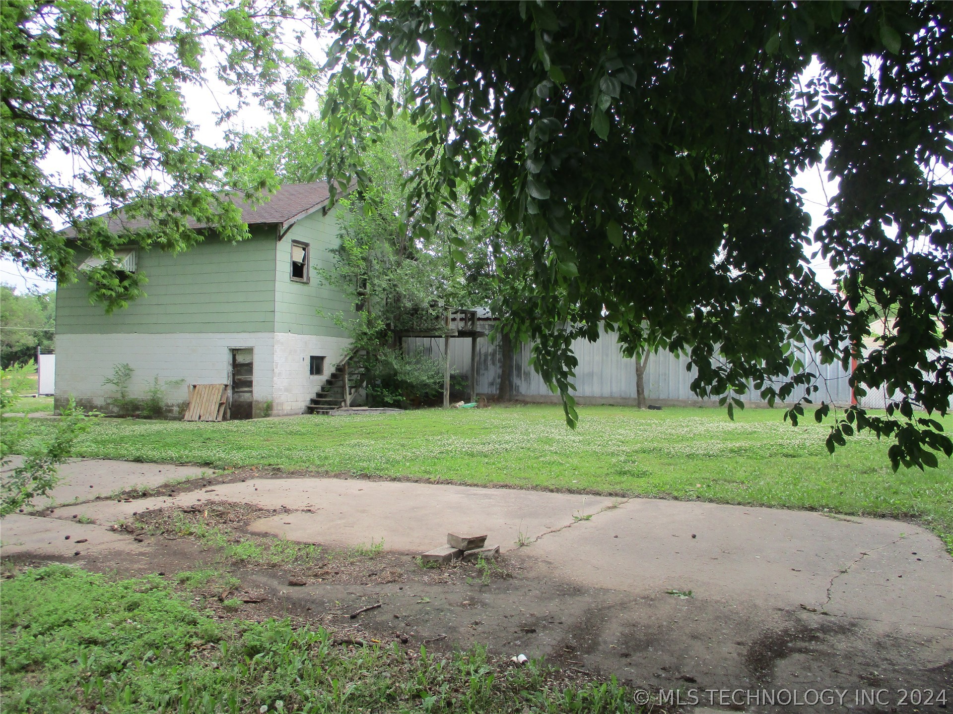 Photo 41 of 48 of 1612 N Little Avenue house