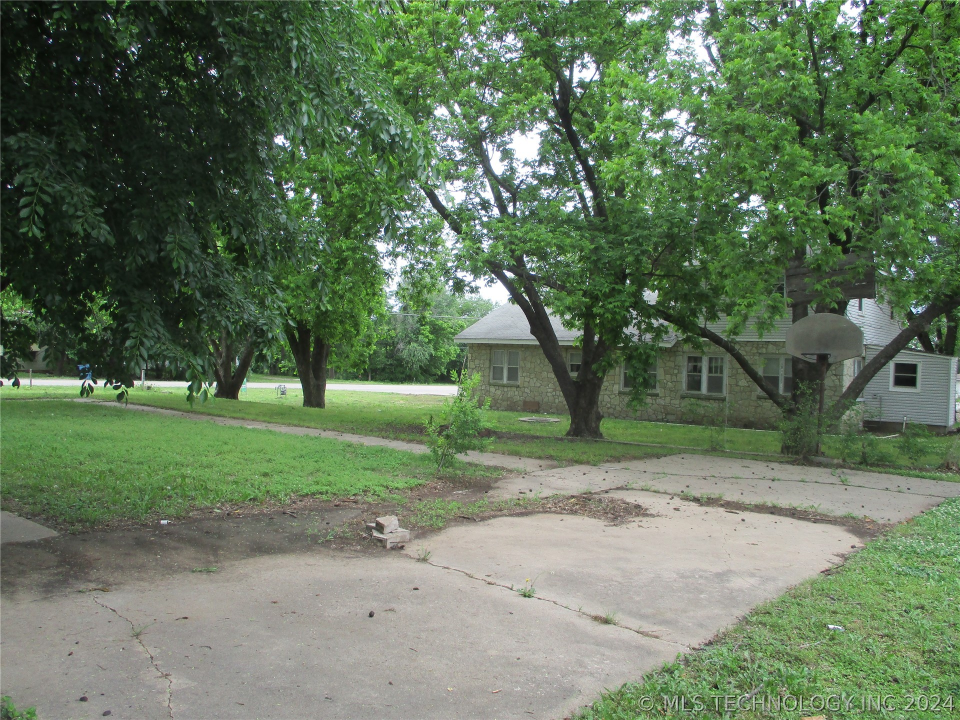 Photo 46 of 48 of 1612 N Little Avenue house