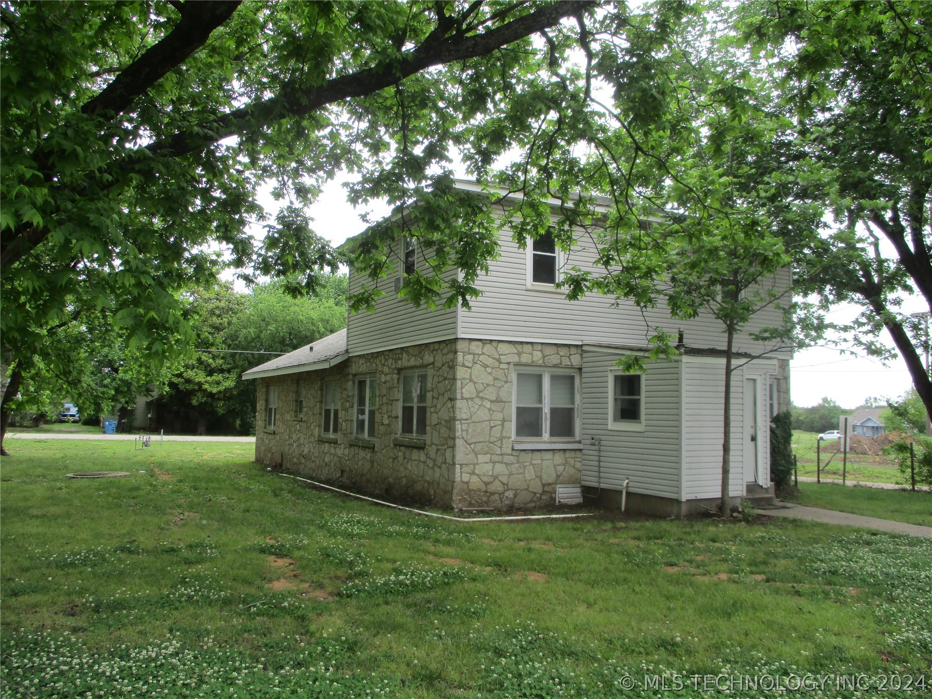 Photo 5 of 48 of 1612 N Little Avenue house