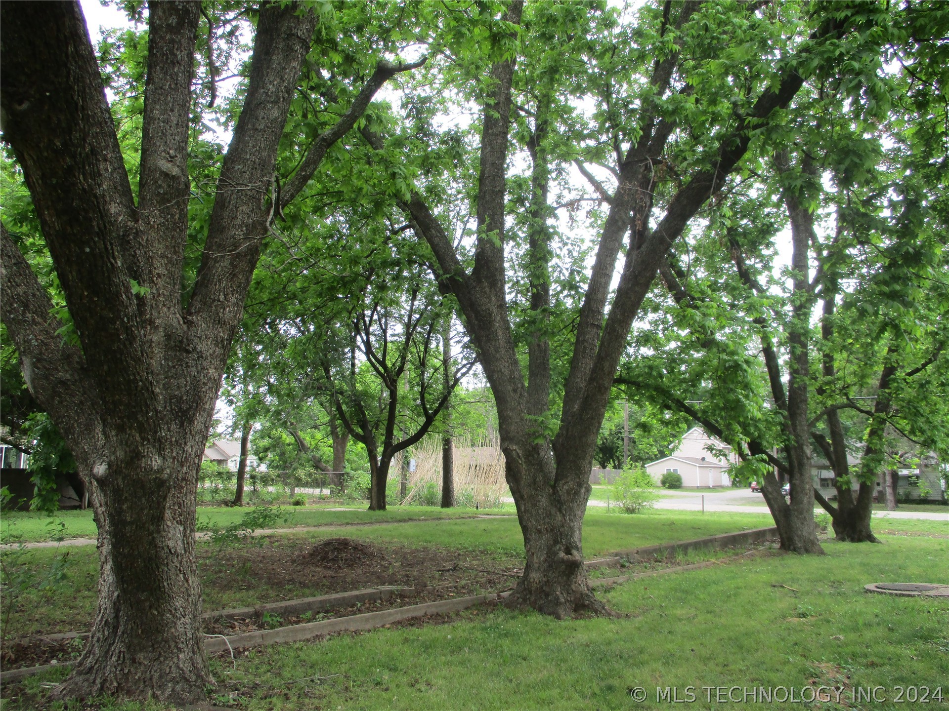 Photo 6 of 48 of 1612 N Little Avenue house