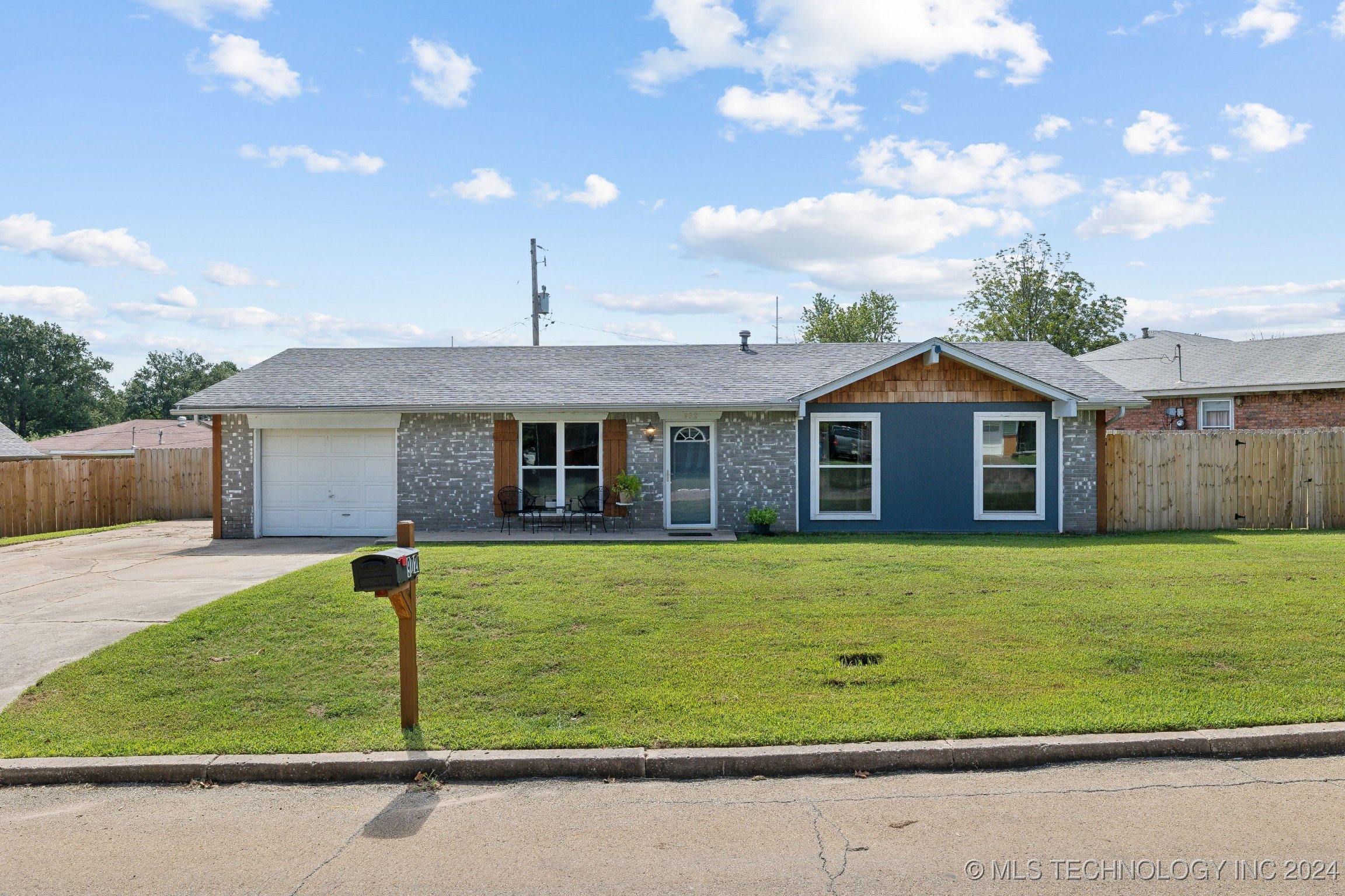 Photo 1 of 27 of 902 S Hillcrest Drive house