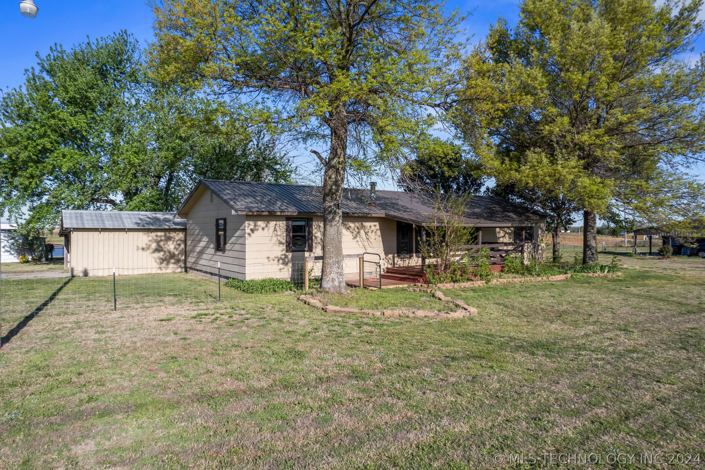 Photo 4 of 50 of 1202 S Oak Grove Road house