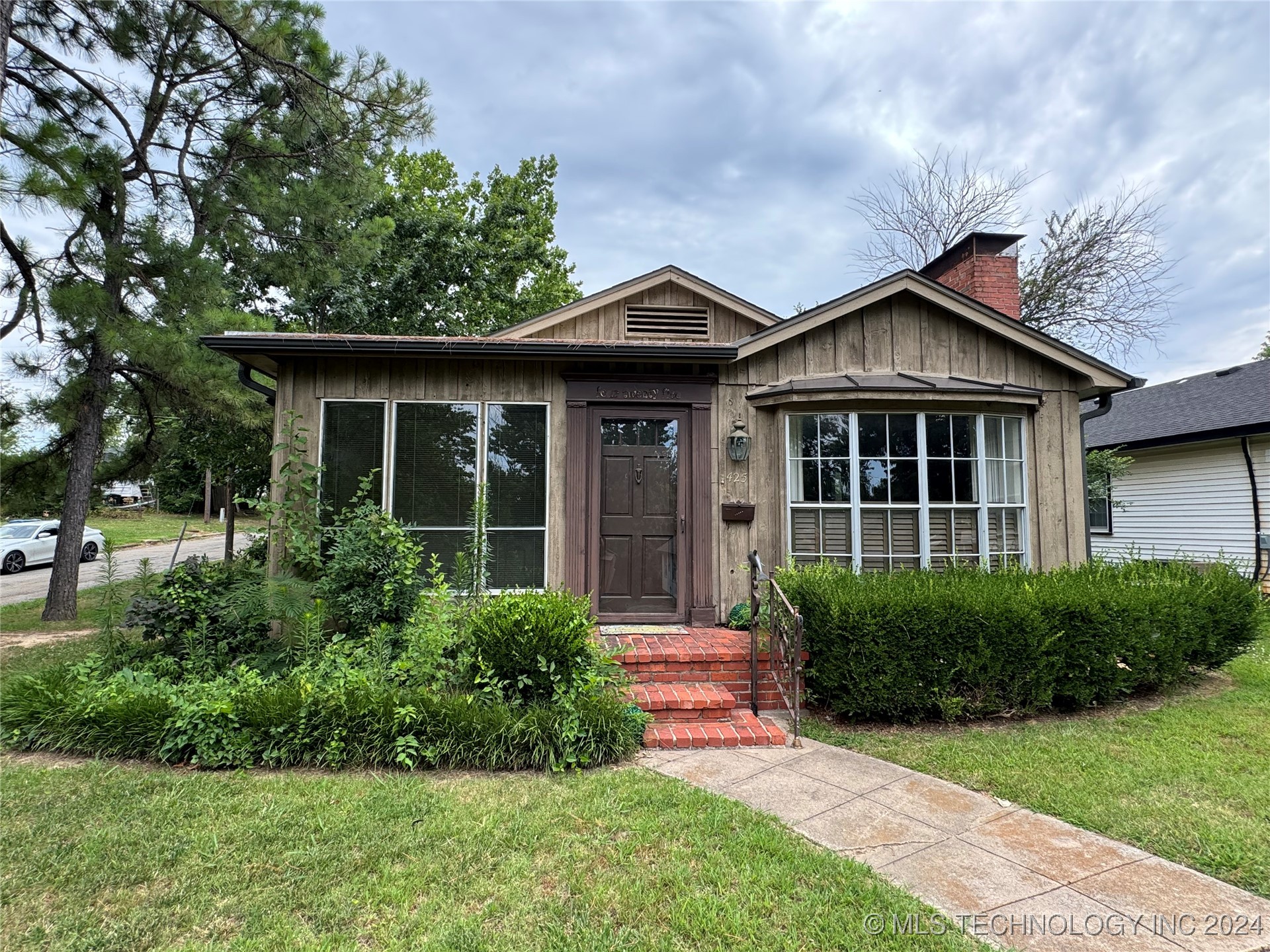 Photo 1 of 50 of 425 S Bristow Avenue house