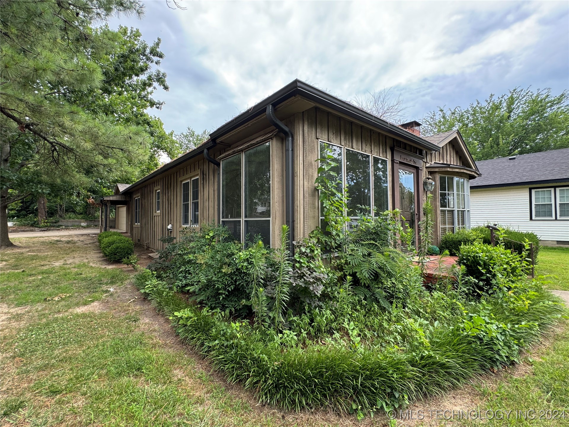 Photo 43 of 50 of 425 S Bristow Avenue house