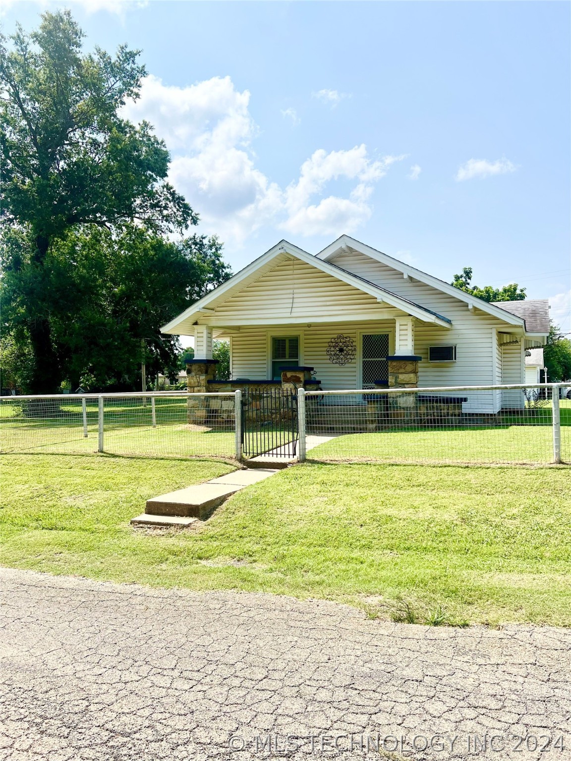 Photo 1 of 34 of 302 E Cherry Street house