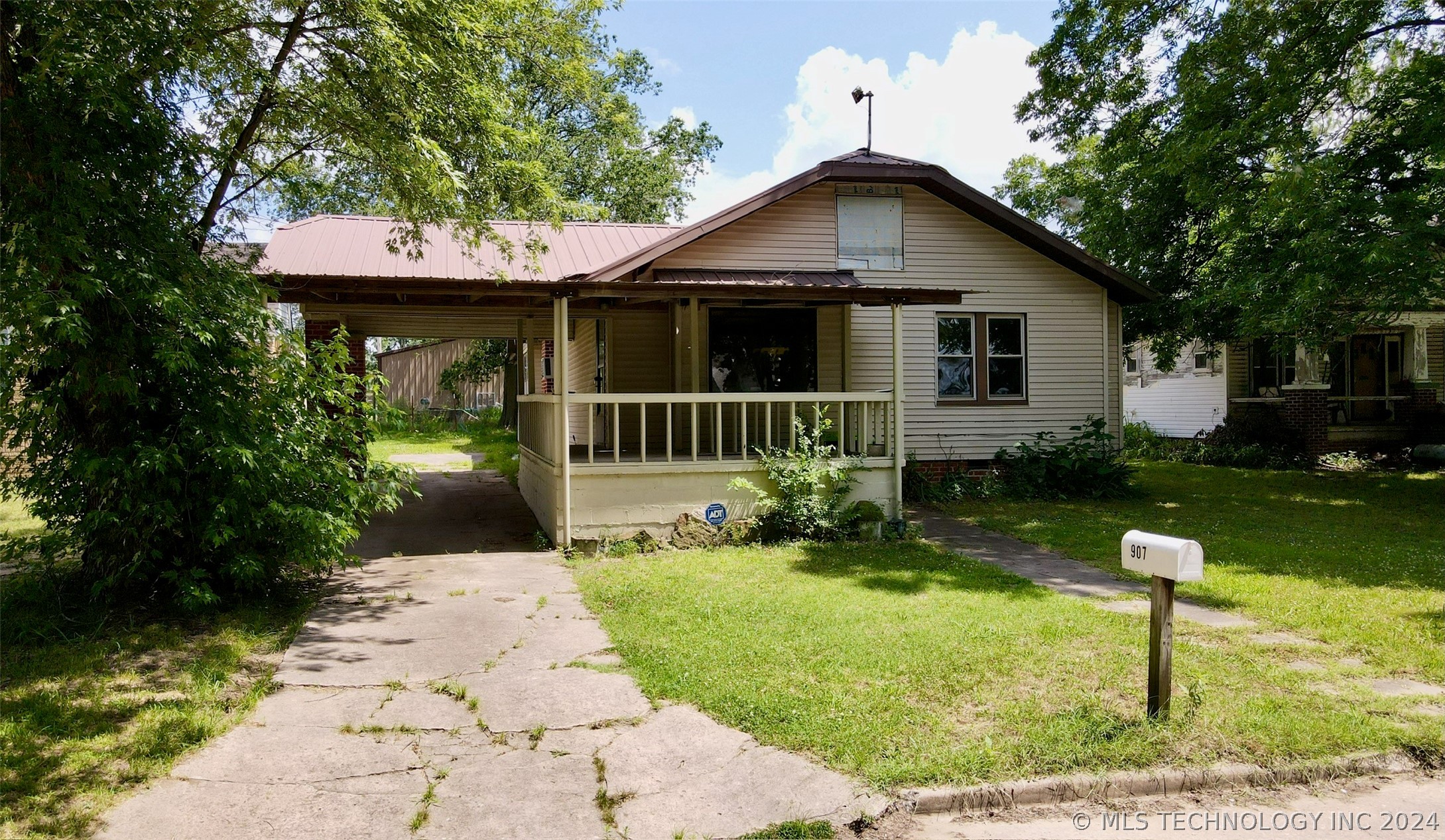 Photo 3 of 50 of 907 N Bullitt Street house