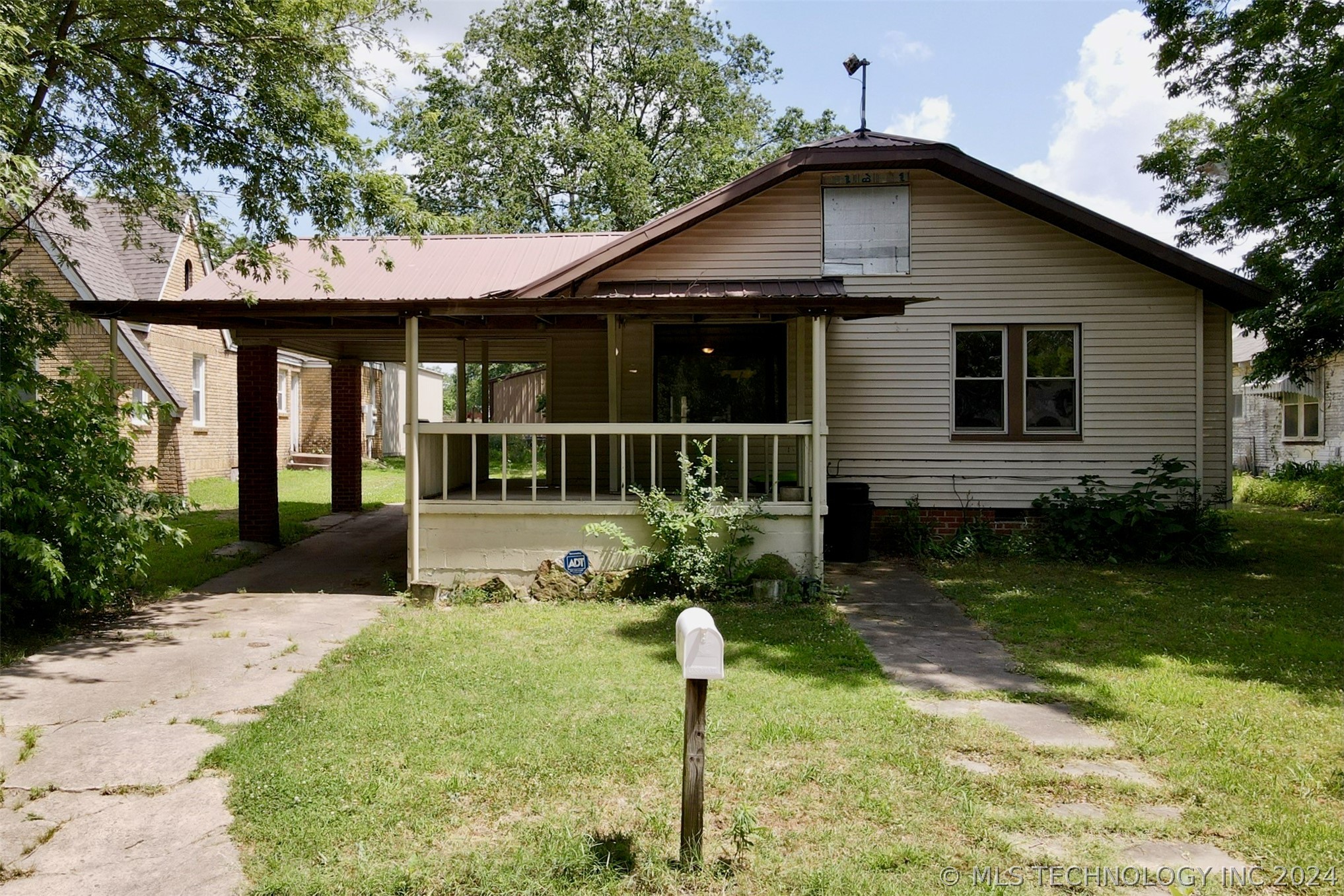 Photo 4 of 50 of 907 N Bullitt Street house