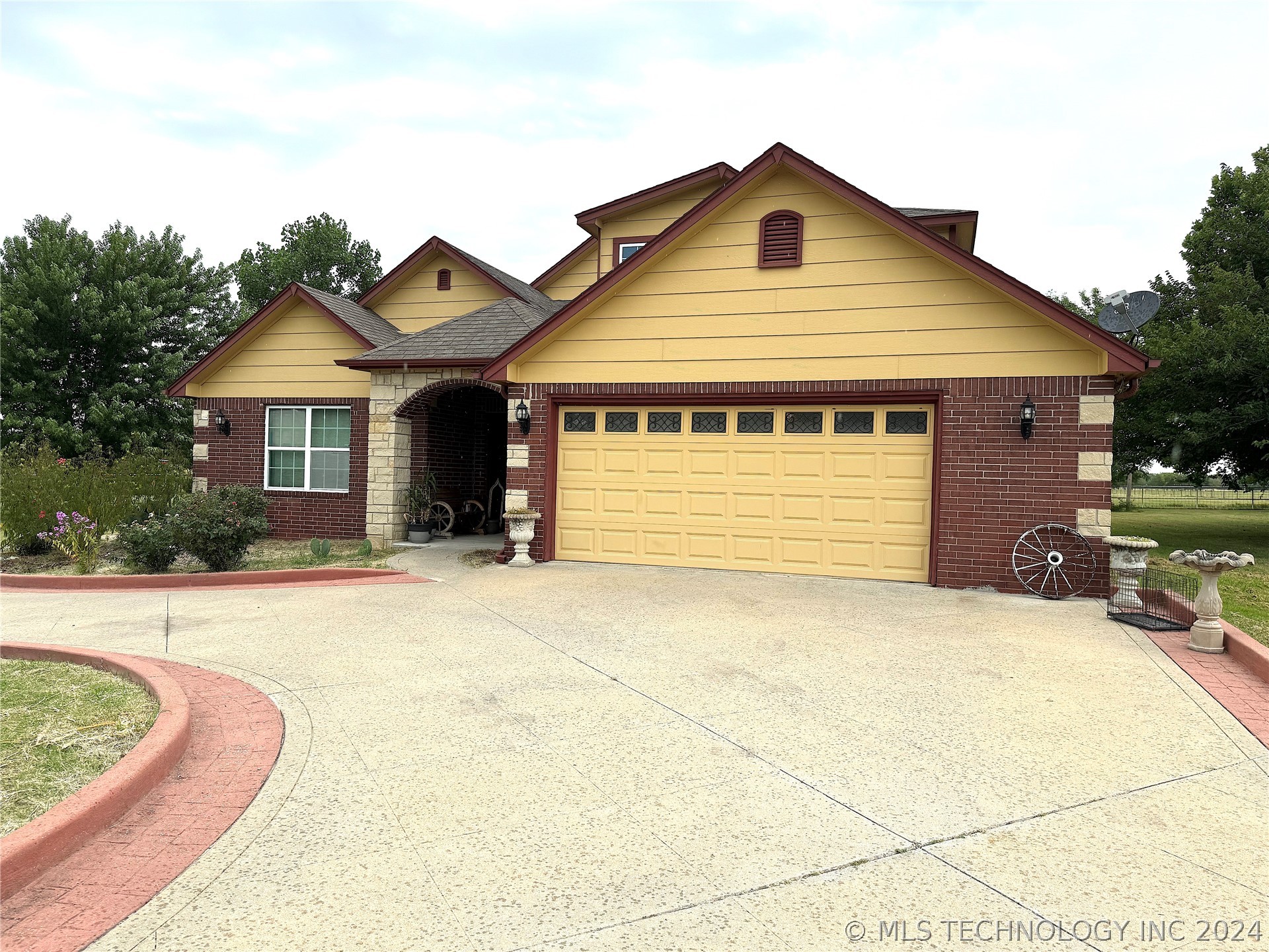 Photo 1 of 2 of 17822 S 44th West Avenue house