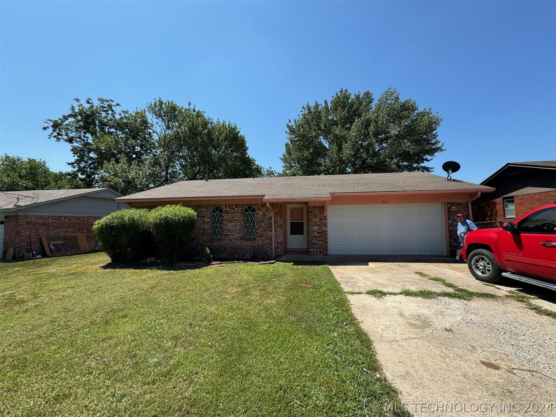 Photo 1 of 24 of 212 E 12th Street house