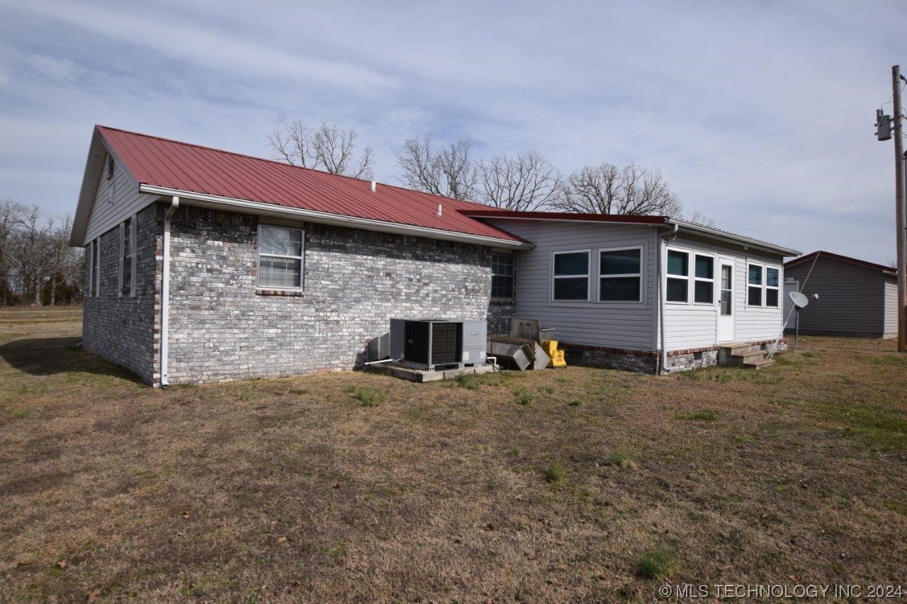 Photo 6 of 47 of 22395 E Highway 51 house