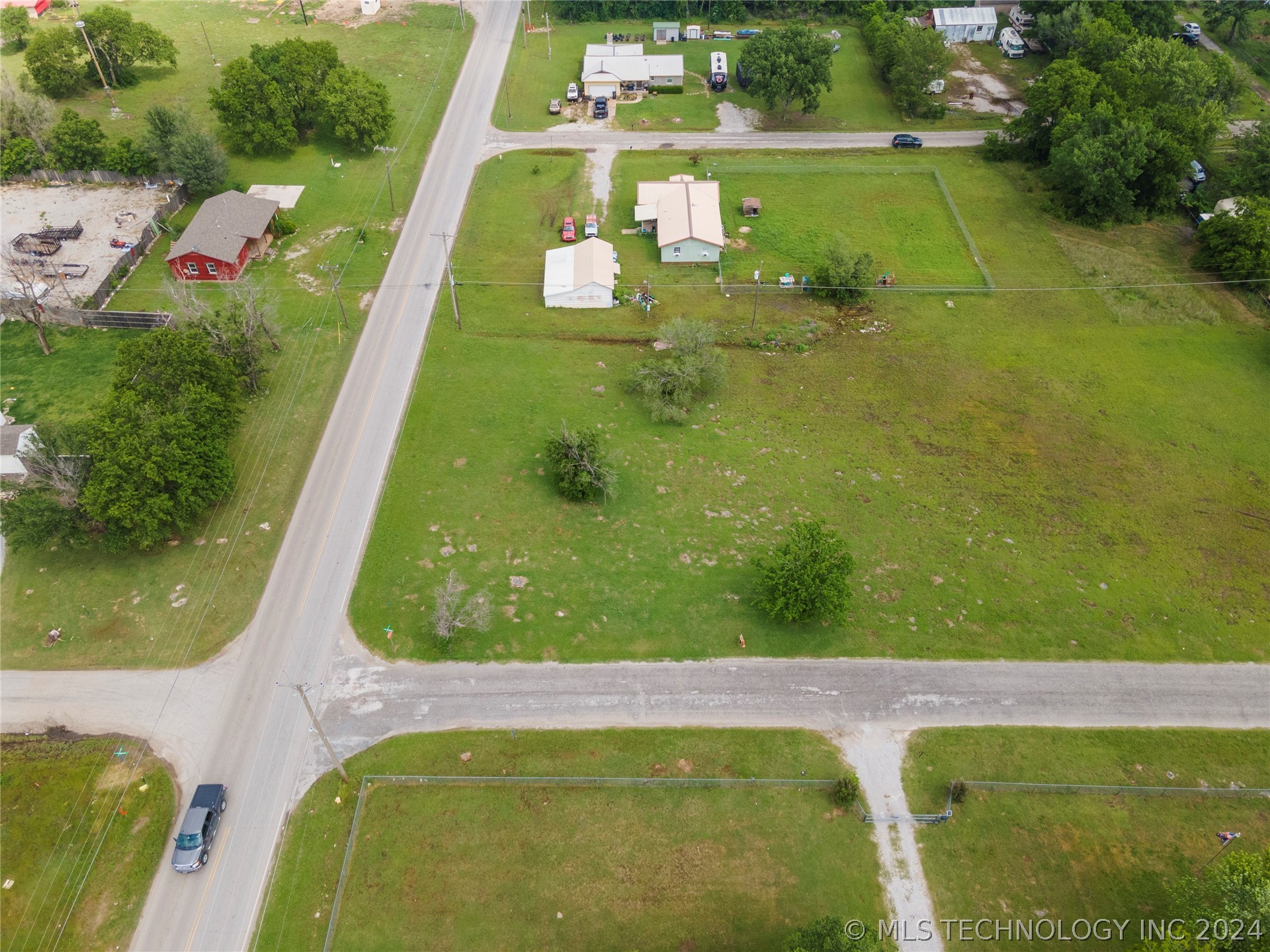 Photo 2 of 28 of E Oklahoma Street land