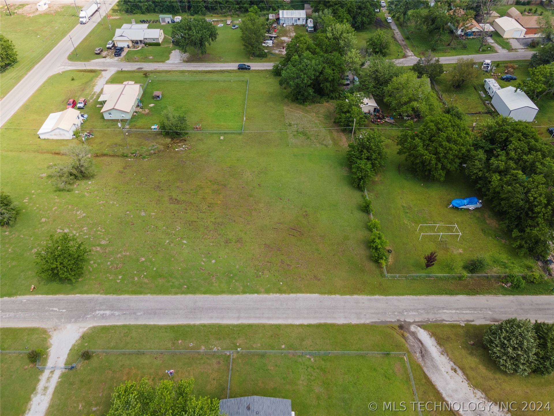 Photo 3 of 28 of E Oklahoma Street land