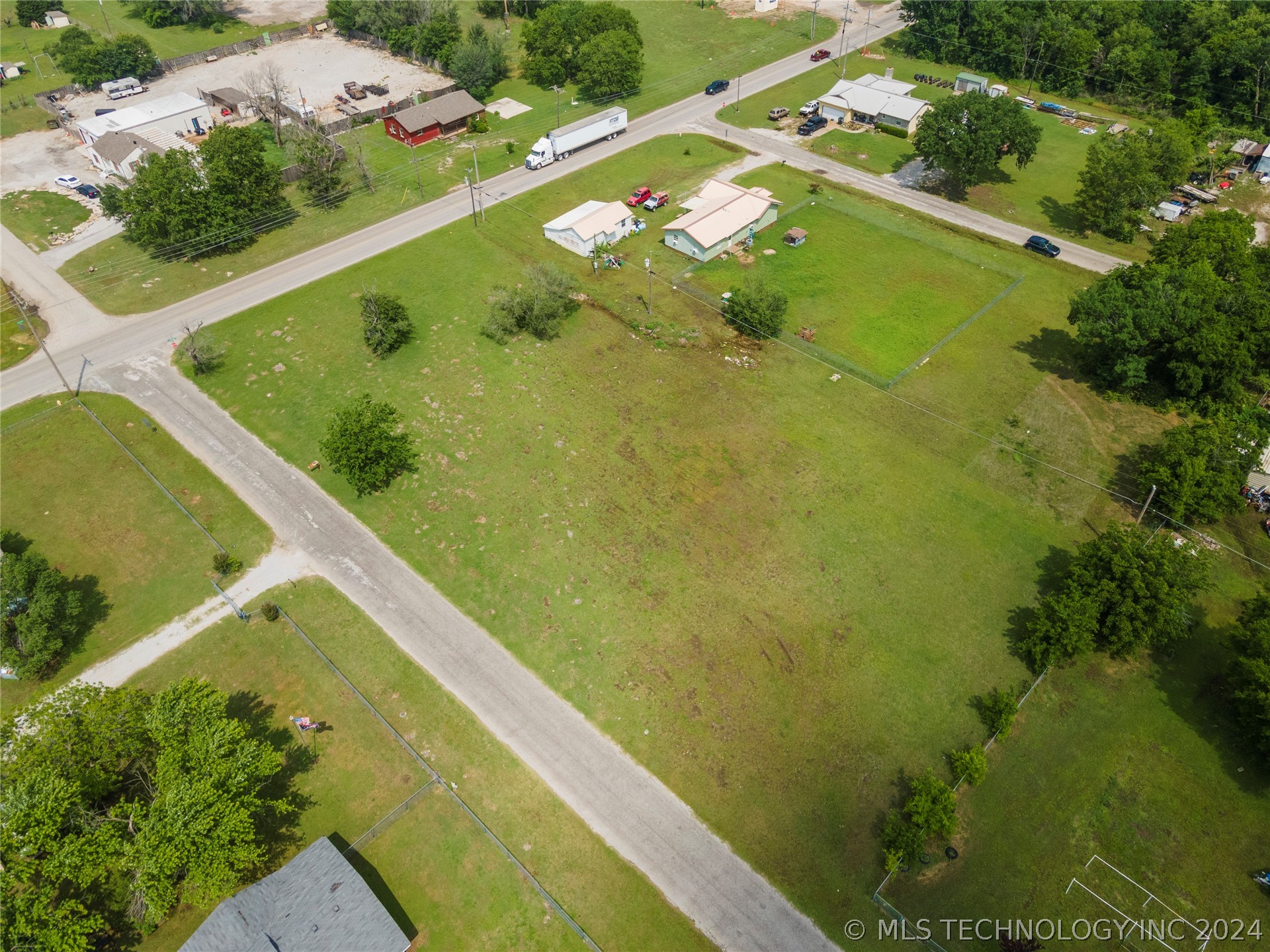 Photo 4 of 28 of E Oklahoma Street land