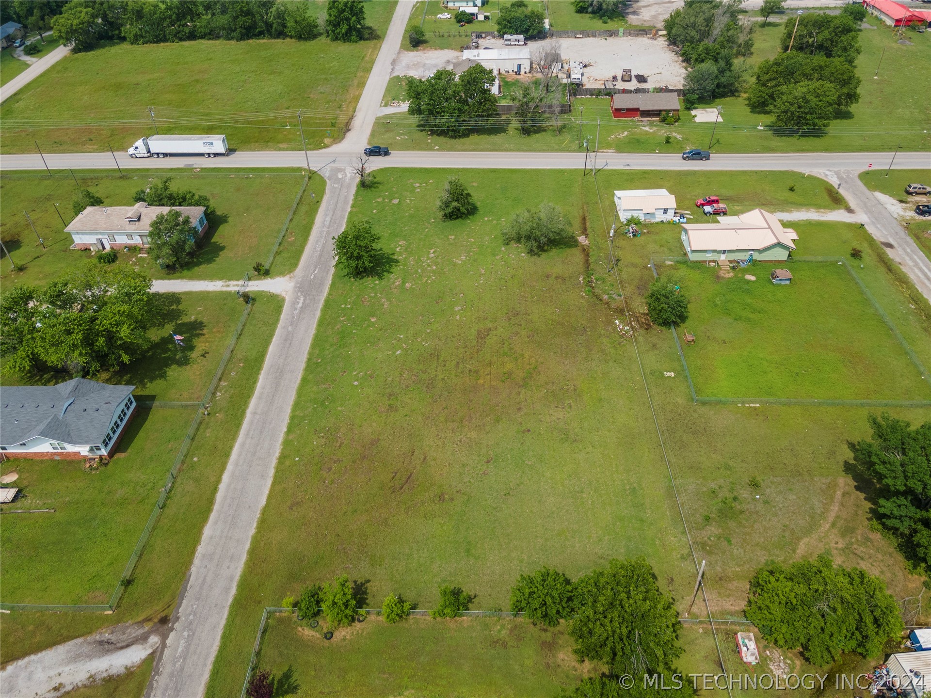 Photo 5 of 28 of E Oklahoma Street land