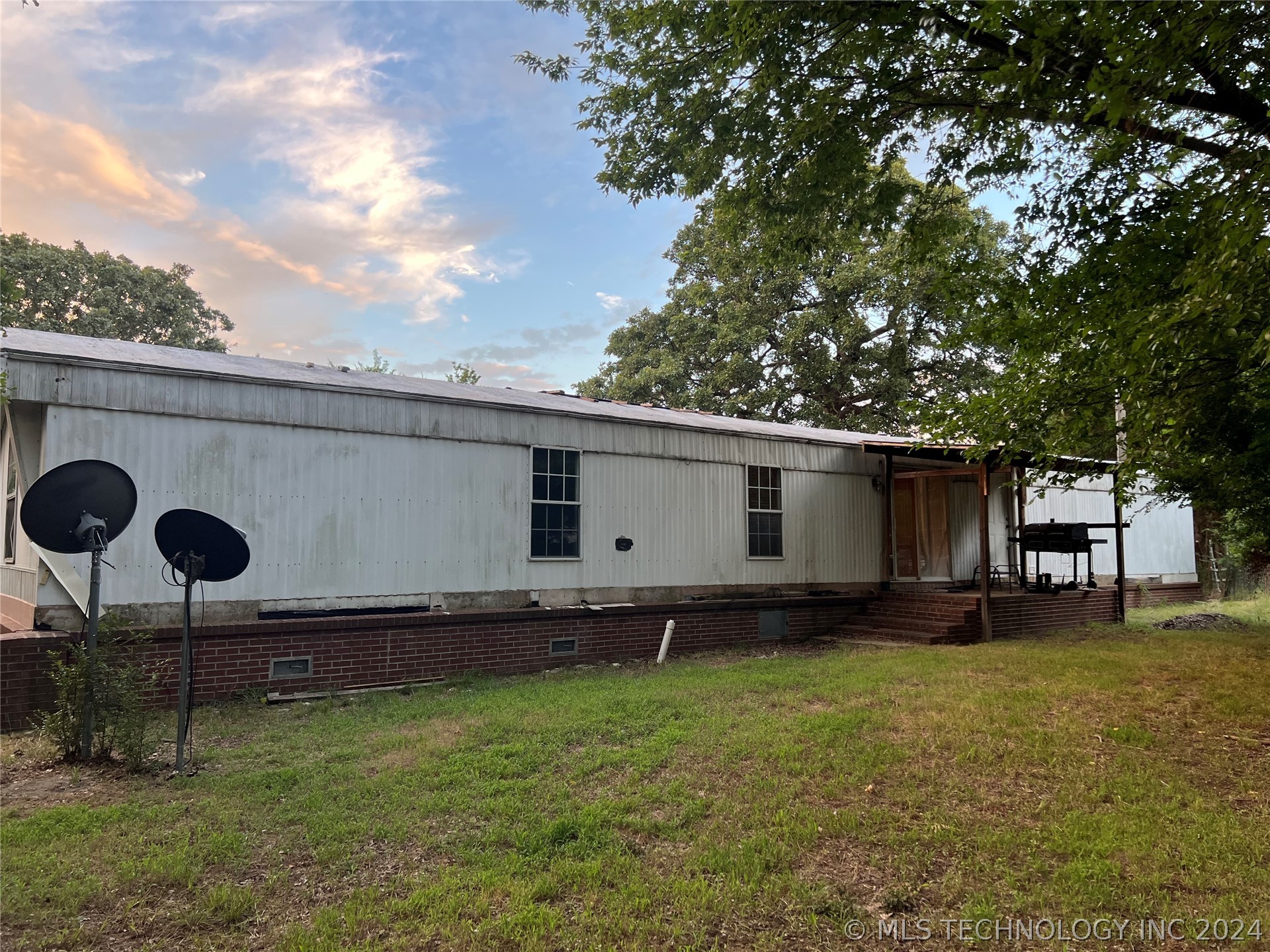 Photo 3 of 17 of 6935 W 67th Street mobile home