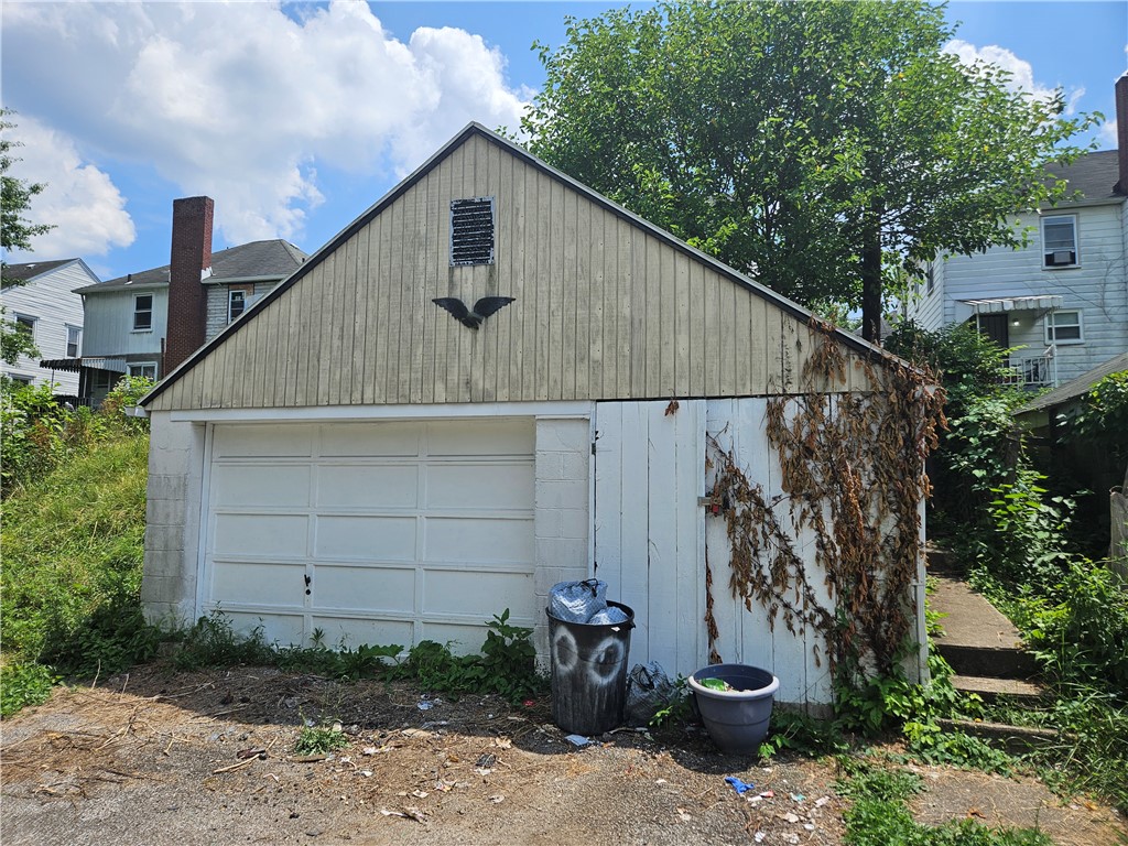 Photo 19 of 21 of 523 Farnsworth Ave house