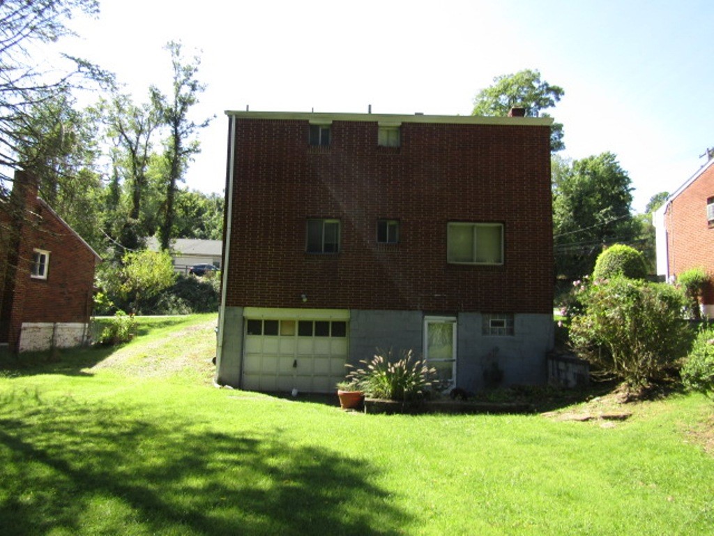 Photo 3 of 27 of 8033 Mount Carmel Rd house