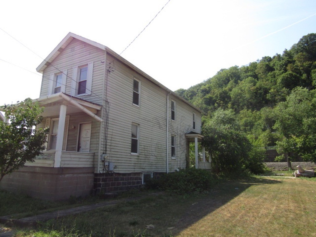 Photo 2 of 25 of 302 1st St house