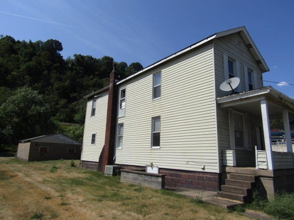 Photo 3 of 25 of 302 1st St house