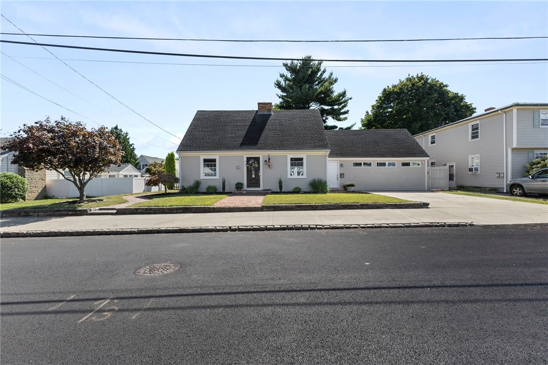 Photo 3 of 24 of 90 Garland Avenue house