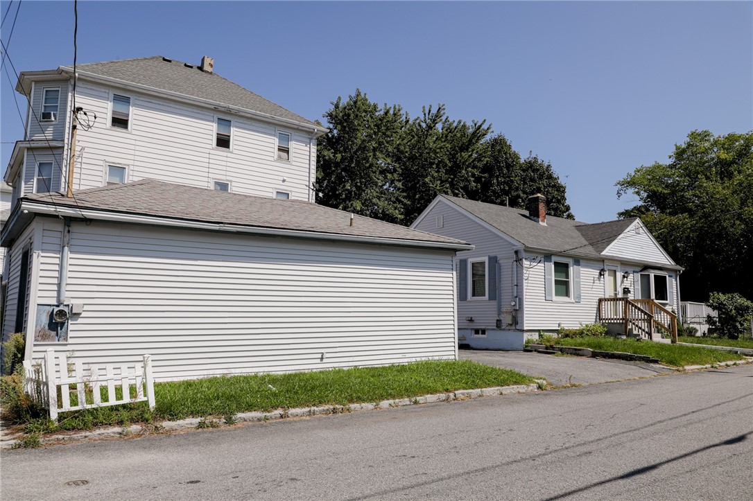 Photo 4 of 25 of 39 Meadow Avenue house