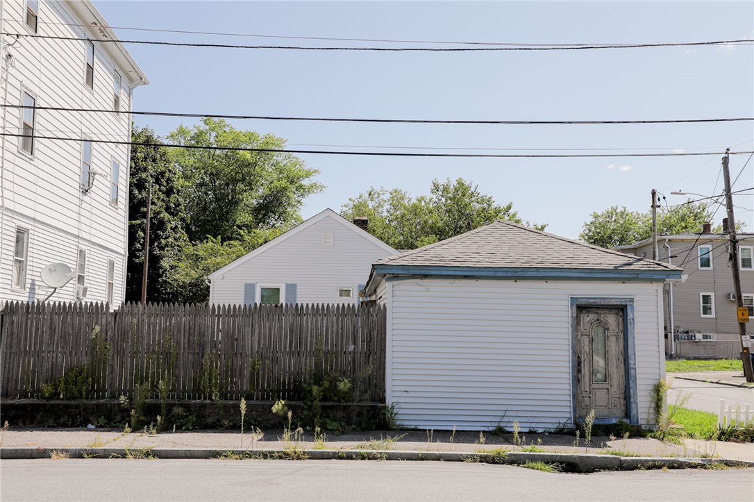 Photo 5 of 25 of 39 Meadow Avenue house