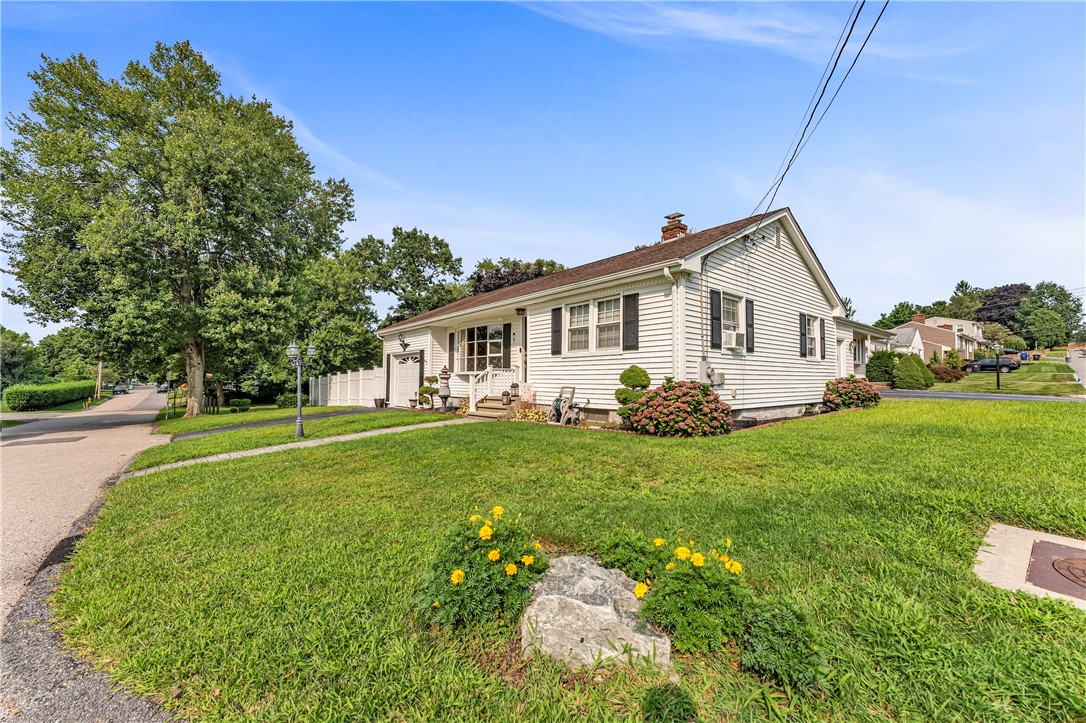 Photo 2 of 26 of 76 Maxfield Avenue house