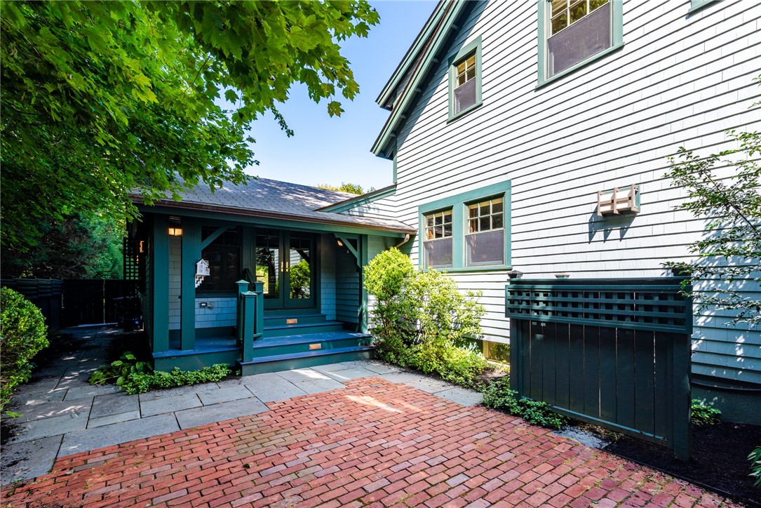 Photo 8 of 50 of 137 Narragansett Avenue Avenue house