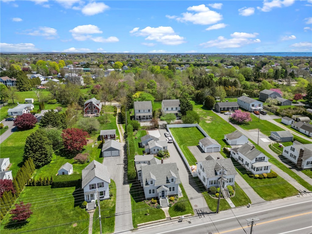 Photo 4 of 49 of 667 Aquidneck Avenue house