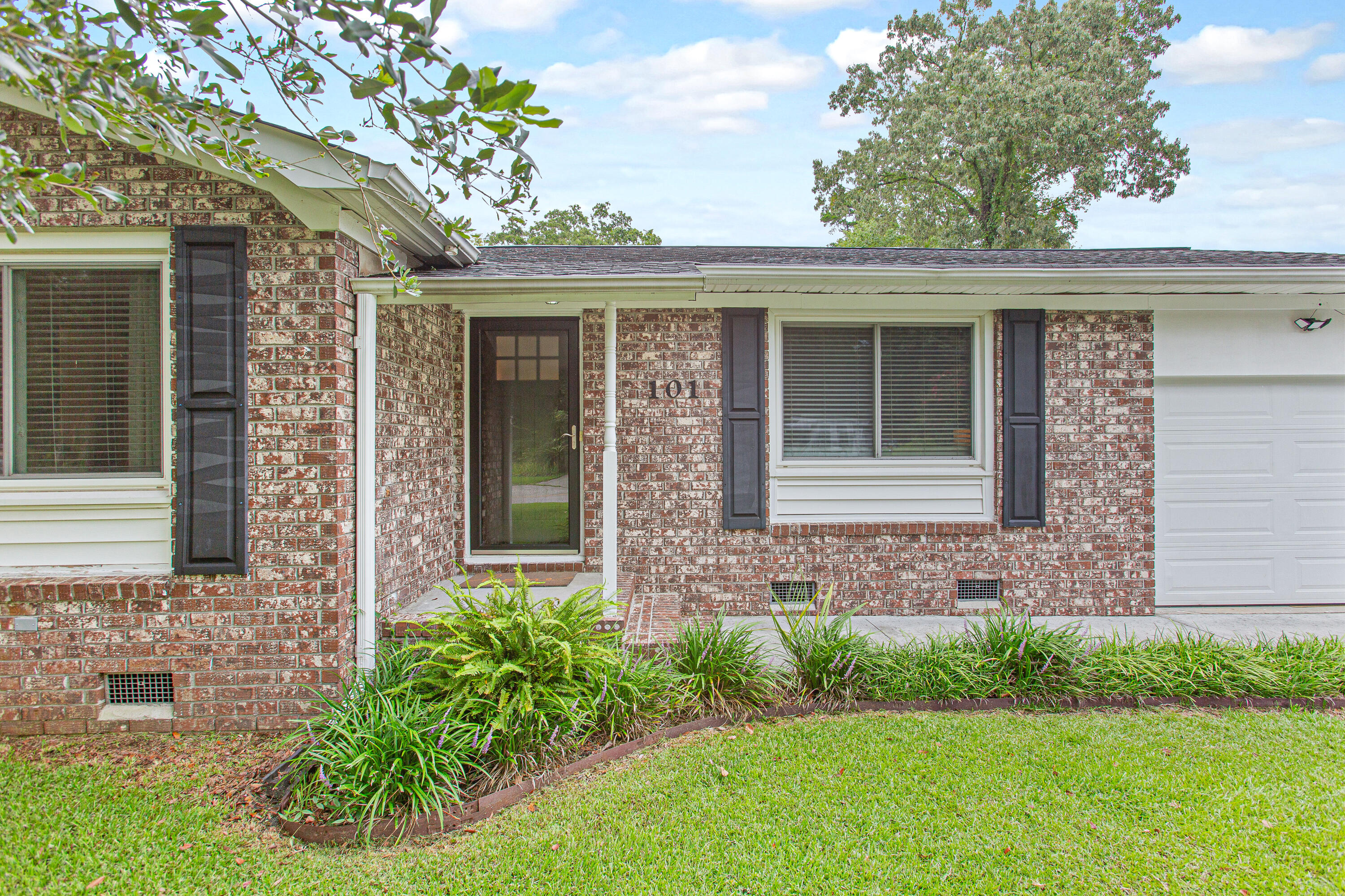 Photo 2 of 24 of 101 Van Buren Avenue house