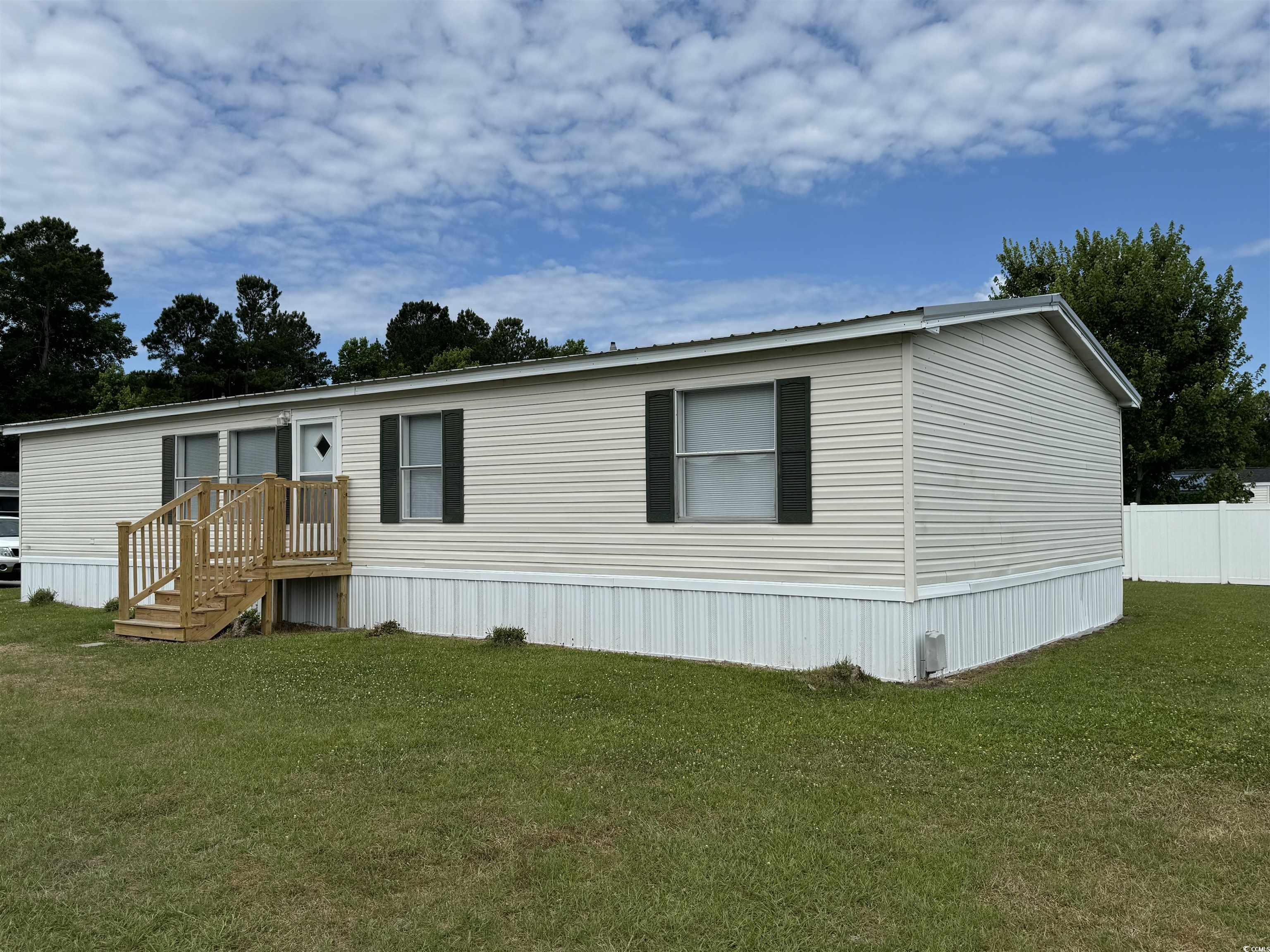 Photo 4 of 25 of 8674 Laurel Woods Dr. mobile home