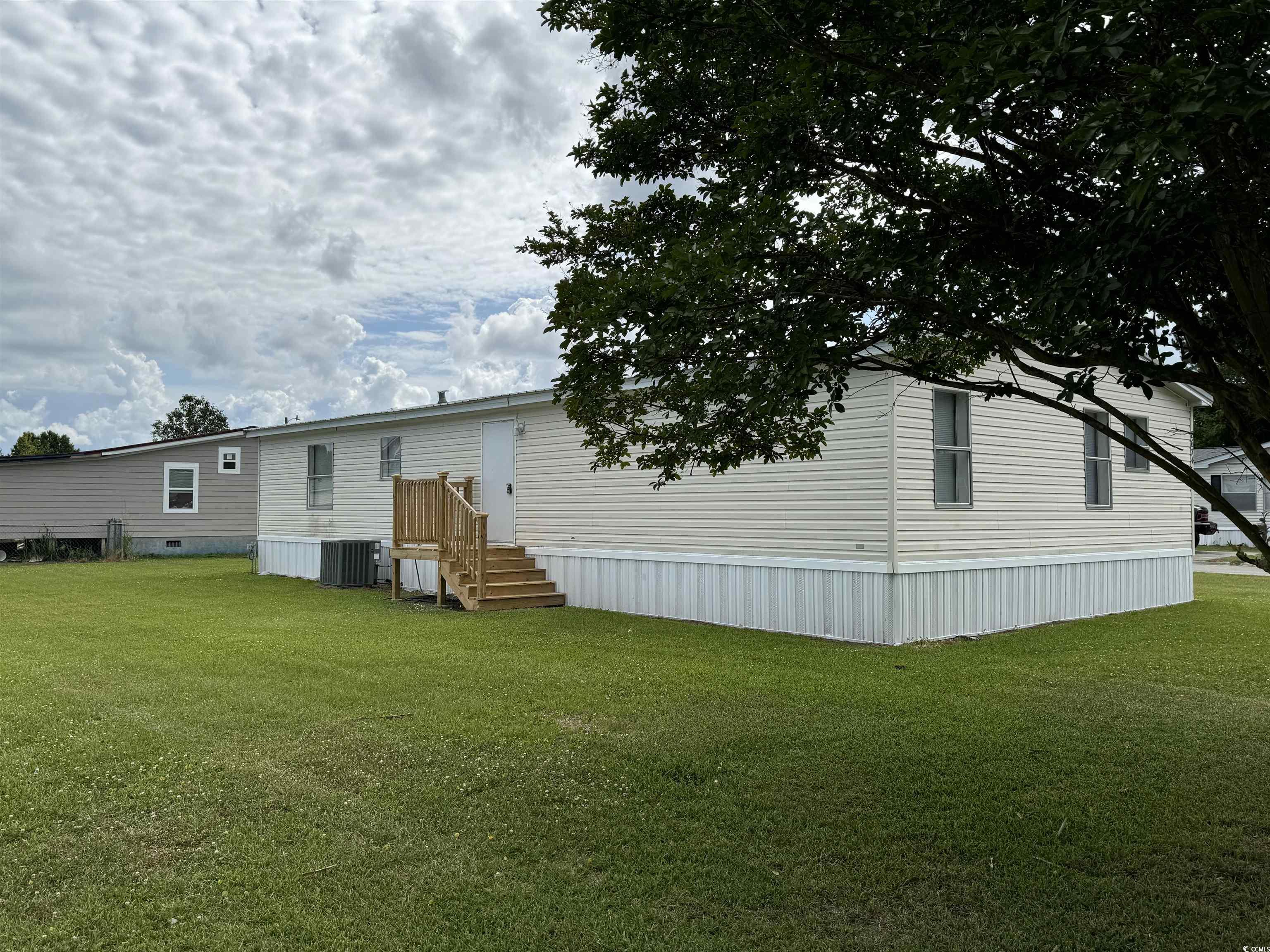 Photo 5 of 25 of 8674 Laurel Woods Dr. mobile home