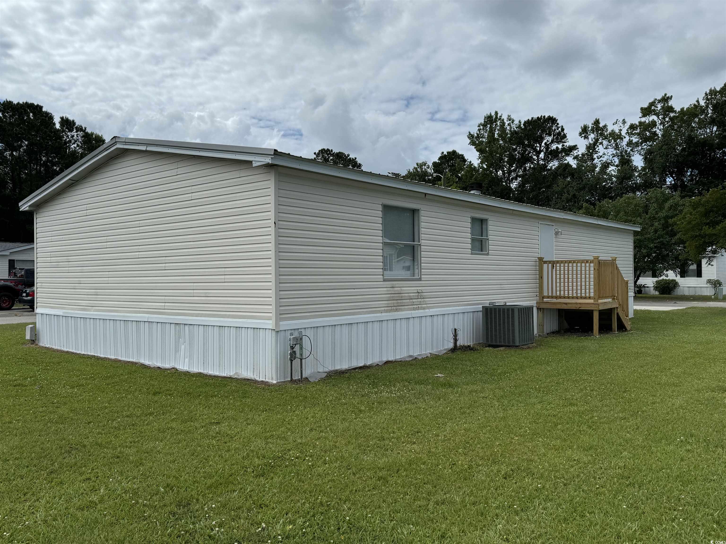 Photo 6 of 25 of 8674 Laurel Woods Dr. mobile home